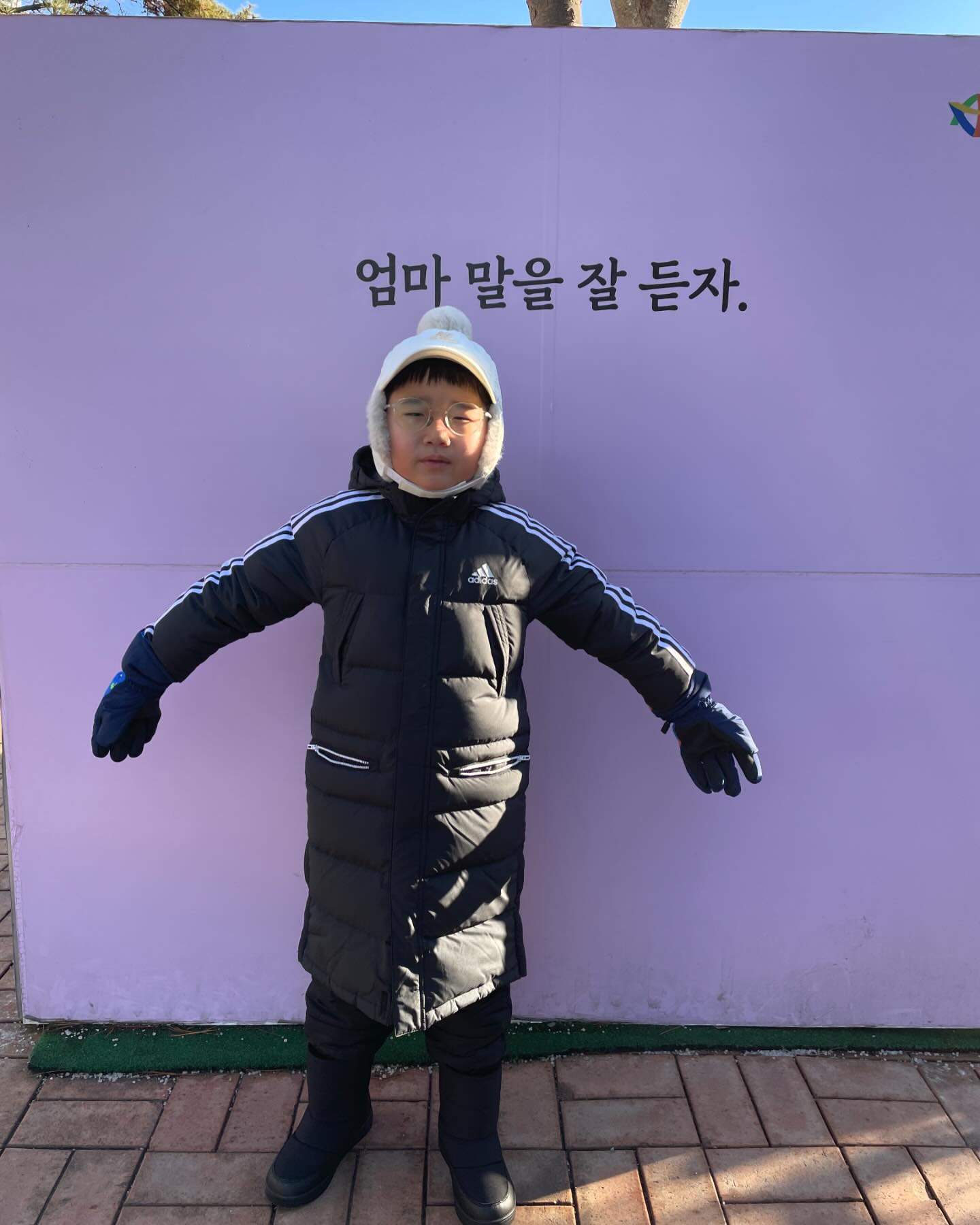 #눈썰매
방학 시작했으니 눈썰매로 시작해보구요⛄️
어른코스라 무섭다더니 몇 번타니까 이제 안타도 되겠다고..?!!
짜장면까지 먹고 왔는데도 점심이냐구..🙄
#겨울 #방학 #썰매장 #꿀잼 #아들이랑놀기 
#겨울방학시작 #눈썰매장 #튜브썰매