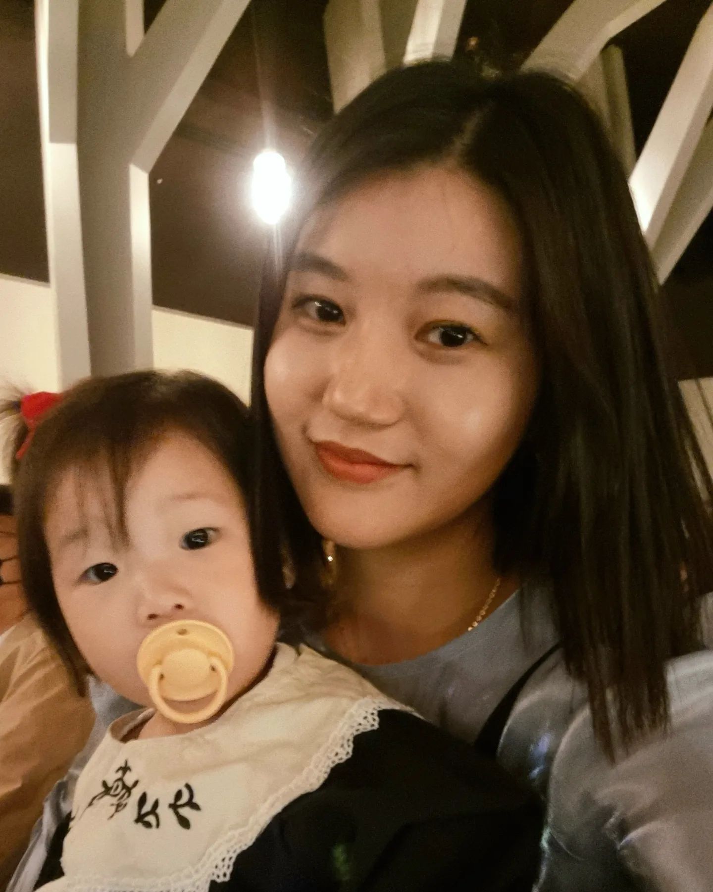 #오랜만에셀카 
아기보다 내가 잘나온 사진 ㅋㅋ
오랜만에 화장도 하고 콧바람 킁킁
힘들지만 즐거운 외출이여따