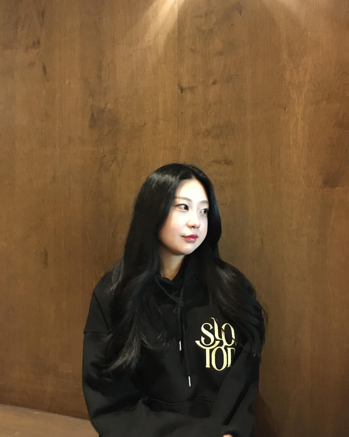 밑에 시보리가 있는 짱짱한 후드티라 입었을때 핏이 예뻤고, 일교차가 있는 요즘같은 날씨에 저녁에 입어주면 딱 좋았어요 :) 
꾸안꾸로 예쁘게 입을 수 있어서 자주 입을거같아요 ! 🖤

⭐️그리고 6월1일부터~20일 까지 최대35%할인된 가격으로 
S/S시즌 제품 프리오더 진행중이라고 해요!! 제품발송은 6월3째주 부터 순차발송한다고 하니 다들 참고해주세요 ⭐️
https://m.sloyoon.com/#anchor1

 #광고 #슬로윤 #sloyoon