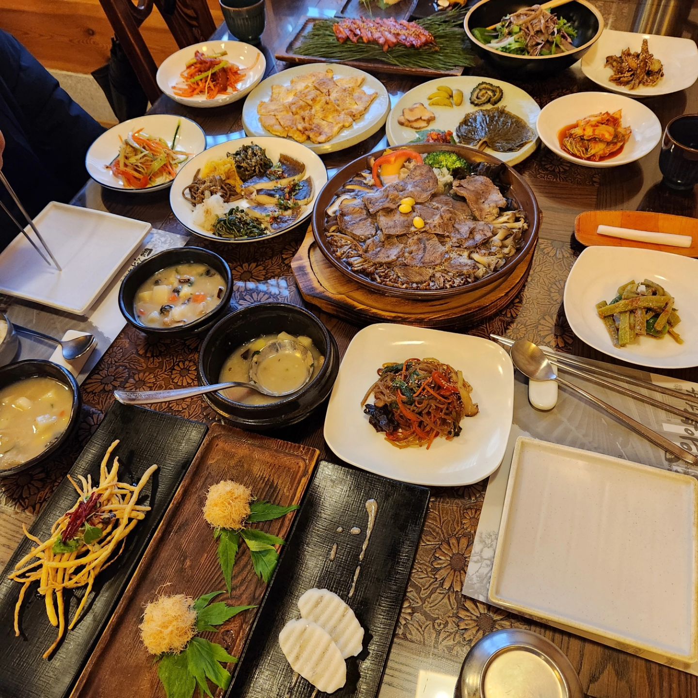 산청 동의보감촌에 자리하고 있는 한옥구조의 동의약선관

생마, 산양삼, 삼채튀김, 노루궁뎅이버섯, 표고버섯튀김, 더덕구이, 가오리찜, 도라지냉채, 홍어무침, 다양한 다양한 버섯과 수육이 들어간 약선온반

재료만 보아도 산청에서 나오난 농특산물과 고기와 바다의 적절한 조화로웈과 몸에 좋은 건강하고 맛있는 약이 되는 음식들로 구성된 한상차림이 그득하게 차려져 나온다.

재료 그대로의 맛을 느낄 수 있기에 자극적인 음식들은 찾아볼 수가 없지만..
그런음식들에 익숙했던 사람들이라면 조금 슴슴한 맛이 뭔가부족하게 느껴질 수 있지만 먹고나서도 부대낌없이 속이 편안하다. 
나이드신 분들, 가족과 함께 여행갈 동의보감촌 테마파크와 함께 둘러볼 만한 곳이다.

#국내여행 #산청여행 #한방테마파크 #동의약선관 #산청동의약선관
 #약선요리 #산청동의보감촌맛집 #건강식 #산청맛집 #가족여행 #건강여행 #국내여행추천 #몸에좋은요리