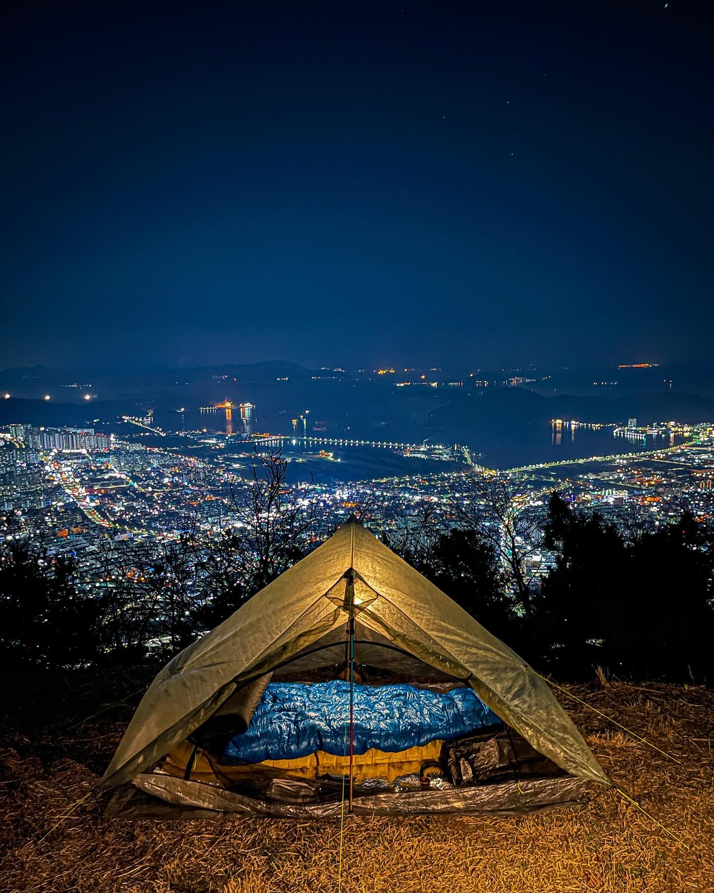 🏕️

봄은온거 같은데, 아직정상부근은 쌀쌀하네요

추워도 이런야경에서는 야외에서 먹거리 즐겨야겠죠? 🤣

이번에 함께한 지팩스 듀플렉스 라이트 423g 초경량무게도
좋지만, 전면개방되는 메쉬또한 매력이 있네요.

이번 3계절은 듀플렉스 라이트도 자주활용할듯 하네요👏

#teamzpacks_kr 
#팀지팩스코리아사진전_3월 
#zpacks 
#duplexlite
#offsetsolo
teamzpacks_kr