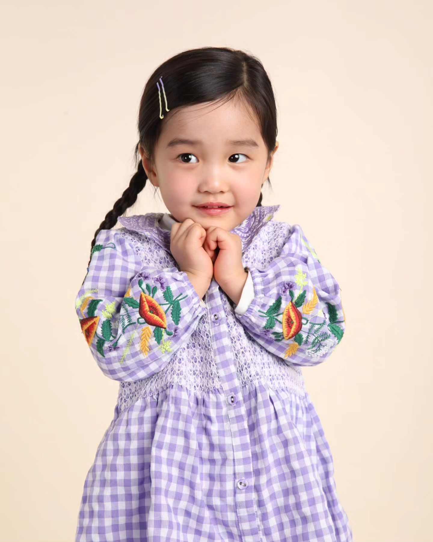 이렇게 사랑스러울때도 있지만..
오늘 귤 던지고 할머니 때려서 혼내고나니 맘이 안좋다🫠
제발 하루라도 안울고 넘어가자🙏

그건 그거고.. 울애기 2024년 1월의 4살, 예쁜 원본 도착..💟

#프로필사진 #프로필촬영 #프로필 #원본사진  #아기모델 #키즈모델 #아역 #아역배우 #귀요미 #4살 #도치맘 #맘스타그램 #딸맘 #딸스타그램 #육아스타그램 #육아일기 #육아소통 #스튜디오촬영 #아기프로필 #3돌기념 #3돌 #딸바보