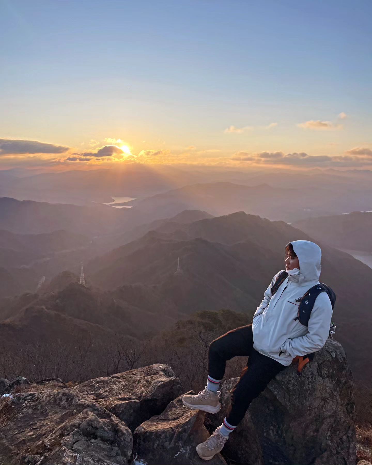 ⛰️ 양구 봉화산 (874m)

🚗 수림펜션
 강원도 양구군 국토정중앙면 봉화산로 276-61

🥾 편도 2.2km

⏳️ 소요시간 왕복 2시간 
종아리가 아파서 시속2km/h로 움직였여요 ㅋㅋㅋ

🌡온도 -5도, 습도 68%, 풍속 2m/s

✅️ 참고내용
1. 봉화산 근처에 군부대가 있어서 평일은 등산 불가, 주말만 가능해요
2. 봉화산주차장 바로 앞에 화장실이 있어요
3. 거리 대비 빠르게 등산이 가능해요 
4. 등산로 찾기 쉬워요!
5. 운해를 보려면 일교차, 습도, 날씨가 중요해요!

전 날씨는 좋았지만 운해을 보지못해서 다음에 다시 도전 예정!

#운해 #등산 #봉화산 #양구봉화산 #등산하는남자 #등산그램 #일출 #일출산행 #운동스타그램