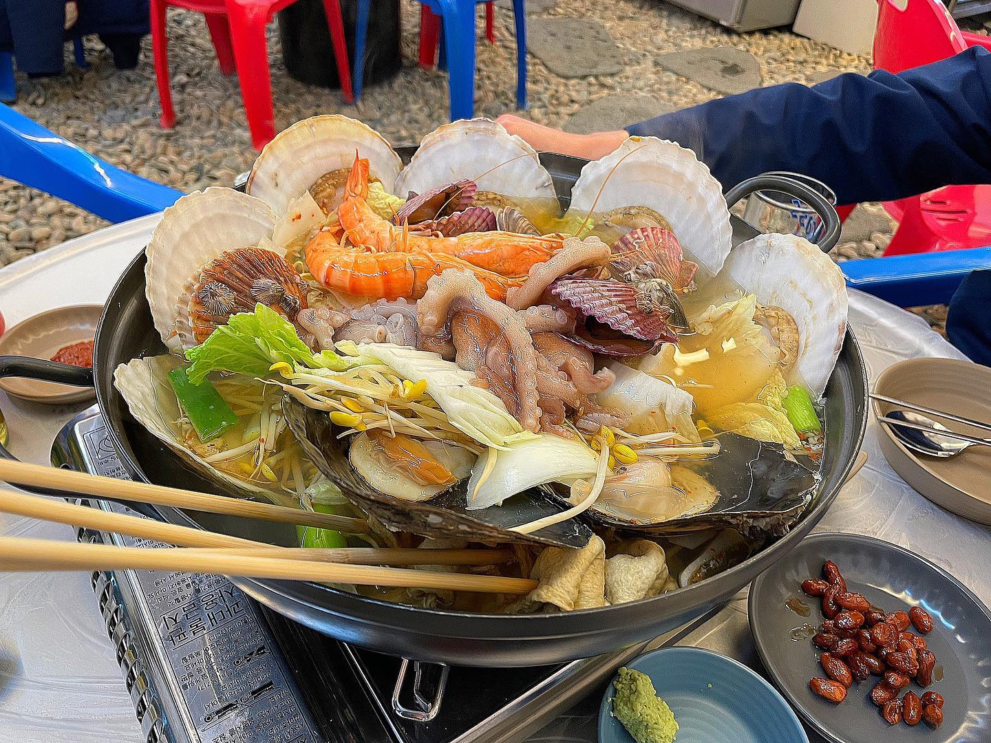 포항 해산물 맛집 #포항밤바다 에서

#해산물어묵탕 먹고왔어요 🤤

국물이 뜨끈하고 시원한게 아주 제대로 였어요 ദ്ദി˶ˊᵕˋ˵) 

조개도 굉장히 실하고 낙지도 싱싱한거 보이시죠 🦪

가게 분위기도 대박이고 자갈바닥 이였어요 

소주 안주로 완전 대박 입니다요 ♥️

#포항 #포항맛집 #포항효자
#포항효자맛집 #포항밤바다 #블로그협찬