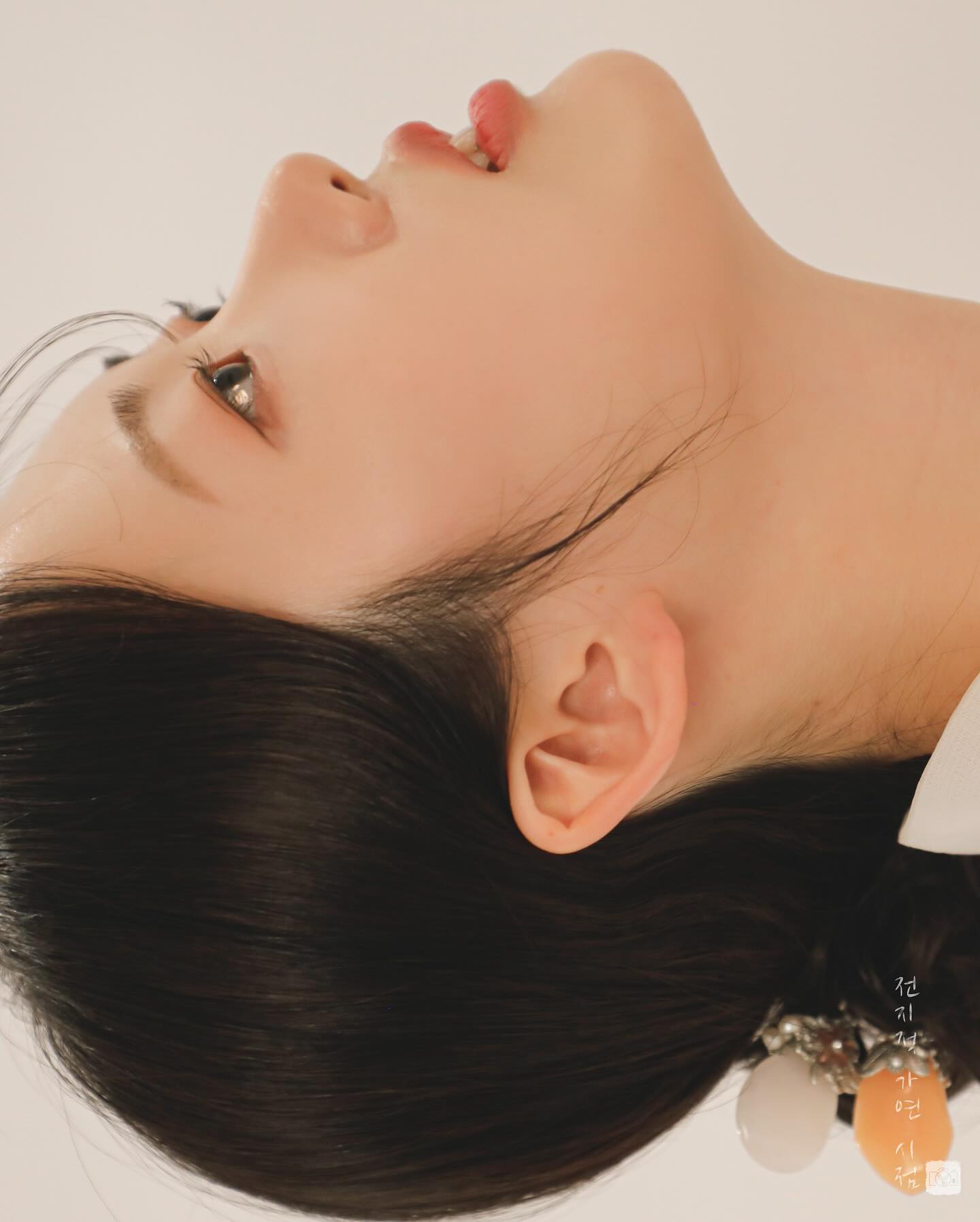 어떻게 이렇게 표정으로 말을 해요...🥺🙈
어떻게 이렇게 사진을 곱씹고싶게 만들어요..🙈🙈🙈🙈🤍
한 장 한 장 모두 이렇게보고 저렇게보고
가까이보고 멀리보고 
그렇게 시간가는 줄 모르고 머물러있었어요🥺🥺🥺💌

아니
네이버 리뷰였나
거기에 원본을 딱!! 올려주셔서
너무 감동이었어요!!!❤️‍🔥
저 막.. 무슨 꽃다발 한아름 턱 받은 그런 기분같았어요ㅋㅋㅋㅋ💐💐💐🌸🤍 

하고 싶은 걸, 보고 싶은 걸 마주 하게 해주셔서 감사해요..!!

제 사진은
이렇게 시작 되었었고
또 이렇게 손님분들을 통해 만들어져서
지금 이렇게 여전히 마주할 수 있었던 것 같아요.

우리 손님도
다녀가셨던 손님분들도
또 맨 처음 한복 사진을 찍을 때 앞에 서준 별이도
모두 감사합니다.💌

헤/메정보(우리 손님이 적어주신 거 그대로 가져와봤어요ㅋㅋㅋㅋㅋㅋㅋ귀여워서요😆😆😆😆) 

헤어 - 전지적 가연시점 (사장님의 화려한 솜씨로 탄생!)
메이크업 - 비안이즈 둔산웨딩헤어 & 메이크업 + 사장님의 수정

#전지적가연시점 #한복화보 #한복스냅 #세종사진관 #세종한복 #세종가족사진 #만삭사진 #만삭한복 #hanbok #한복프로필 #프로필사진