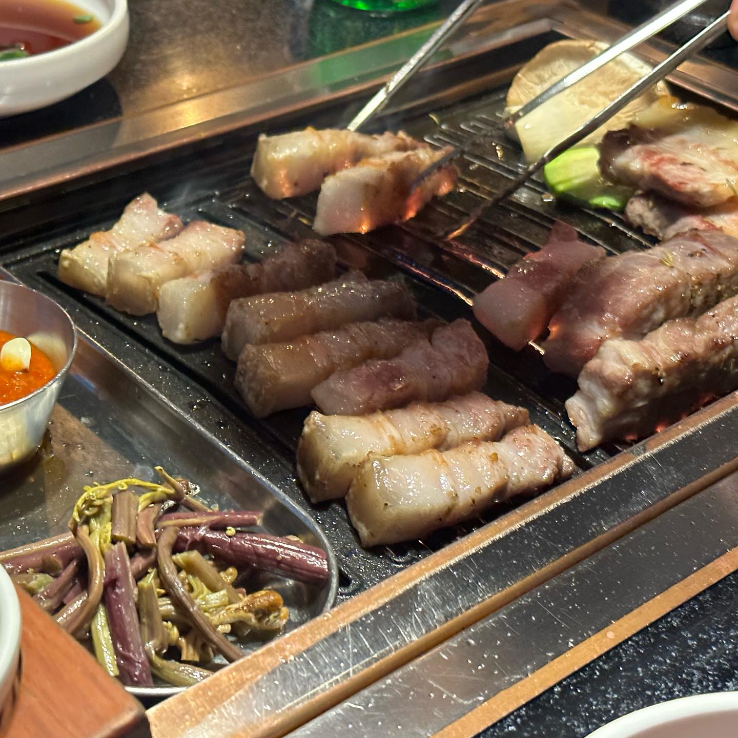 #광고
육즙팡팡 터지는 흑돼지 맛집
창원 상남동 제주옥탑🤎
입구에 돌하르방이 반겨주는 제주감성가득 ><
고기를 직접 구워주셔서
맛있게 먹기만하면된다는점🤤
딱새우된장찌개로 마무리까지 완벽☺️
⠀
🍡제주옥탑 상남점
경남 창원시 성산구 마디미로3번길 10 1층
영업시간 월-금 16:00-24:00
토-일 13:00-24:00
☎️0507-1431-5430
⠀
#창원맛집 #상남동맛집 #상남동고기집 #창원고기맛집 #창원상남동맛집 #상남동제주옥탑 #창원제주옥탑
#상남동삼겹살맛집 #창원흑돼지맛집 #먹스타그램 #instagood #yummy
#foodie #foodpics