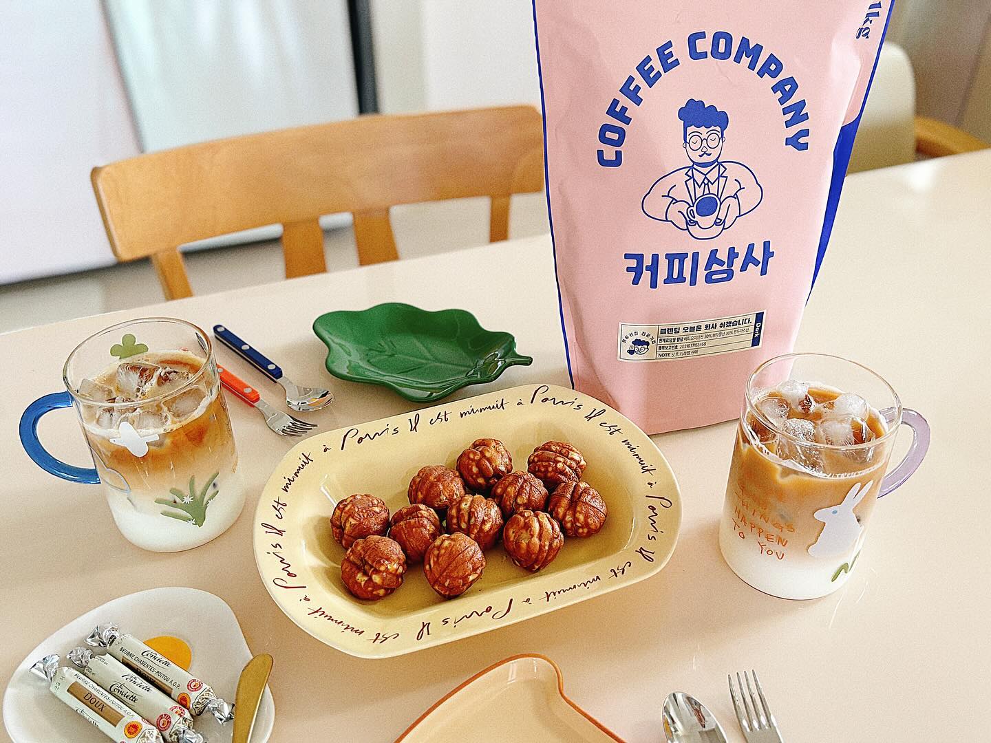 #협찬

코로나 때 큰 맘 먹고 사둔 커피머신 누구보다 잘 사용 중인 1인
첨 아무 원두나 사서 마셨는데 마시다보니 취향이란게 생기더라구요?🤔☕️
산미가 강한 원두보단 고소한 원두를 선호하는 편이라
이리저리 원두유랑을 떠났었는데 솔직히 고소함이 탄맛이 아닌데 탄맛인 원두가 넘 많아서 로스팅 잘하는 원두를 찾아내야겠다 생각을 했쥬🤓
그래서 찾아낸 당일로스팅, 당일배송의 coffeesangsa 

신선한 당일로스팅 당일배송 원두라서 봉지 딱 까자마자
집에 고소하고 향긋한 원두향이 장난 아니더라고요🥰

분쇄하서 바로 샷을 내려서 마셔보니
라떼에도 너무 잘어울리고 원두가 좋아서 아메리카노로 마실걸 그랬다 싶은...? 그런 맛이었어요🥹
넛트와 카라멜향의 다크한 바디감이지만 상큼한 향미를 놓치지 않아 아주 맛있게 마실 수 있었답니다☺️

그리고 대용량 갓성비도 빼놓을 수 없는 장점이에요👍🏻
특히 아아와 아라 소비가 늘어나는 여름이 다가오는 이 때
커피상사 원두를 쟁이셔야합니다 😀

휴식을 위한 맛있는 커피, 맛있는 인생 커피, 커피는 이제 커피상사로 정착해보려구요 !☕️

#커피상사 #원두추천 #원두커피 #블렌딩원두 #블랜딩커피 #로스팅원두 #블렌딩원두 #원두납품 #홈카페 #카페스타그램 #홈카페스타그램 #홈카페놀이 #카페놀이 #라떼이즈홀스 #일상 #소통 #맞팔 #선팔 #좋아요 #좋아요반사 #좋반 #coffee #coffeebeans #homecafe #cafe #daily #f4f #l4l