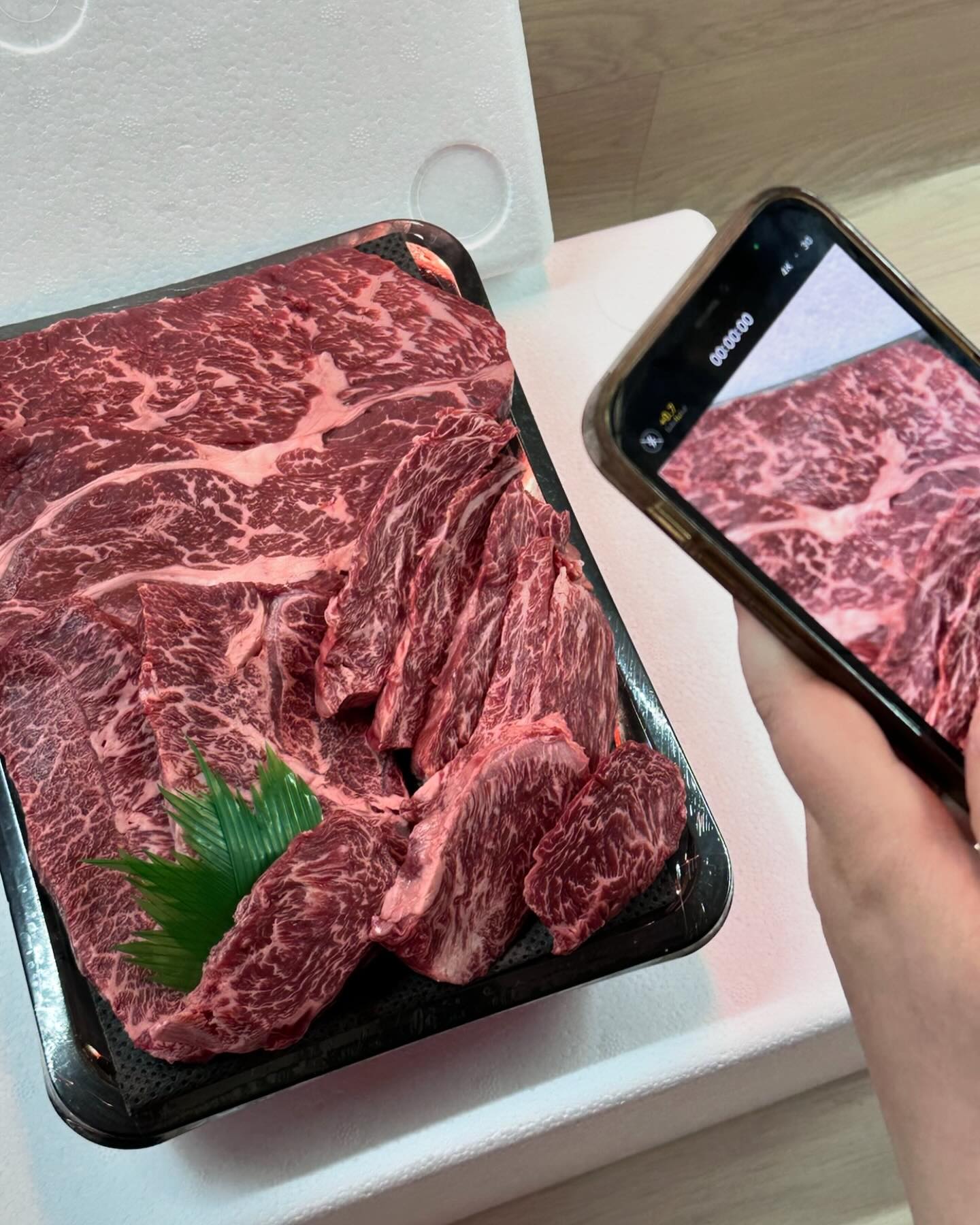 양석희 6년째 단골 마장동 와규집, 🥩
어버이날 기념 와규 선물 세트 한정 20세트 오픈예정

2년전, 먼저 제안드렸다가 바쁘시다고 거절당하고
드디어 성사된 곳.. 아실만한 분들은 다 아는
제가 거제갈때마다 매번 시켜먹는 곳 !!!!!!!!!!!

와규 최상급인 호주 고마블 등급을
제가 시장가서 구매했던 것보다 최저가로 오픈합니다.
다만, 사장님께서 20세트만 준비 가능하시답니다 !!!!

까다로운 양사장님의 인정을 받은
🥩마장동 프리미엄 와규🥩 
(구이용 등심 부채 토시로 구성)
600g 69,000원 
1.2KG 129,000원
(택배비는 모두 저희가 부담합니다.)

5월 4일 낮 11시 최저가 한정수량 20SET

#와규선물세트 #와규 #와규맛집 
#어버이날선물 #어버이날선물추천