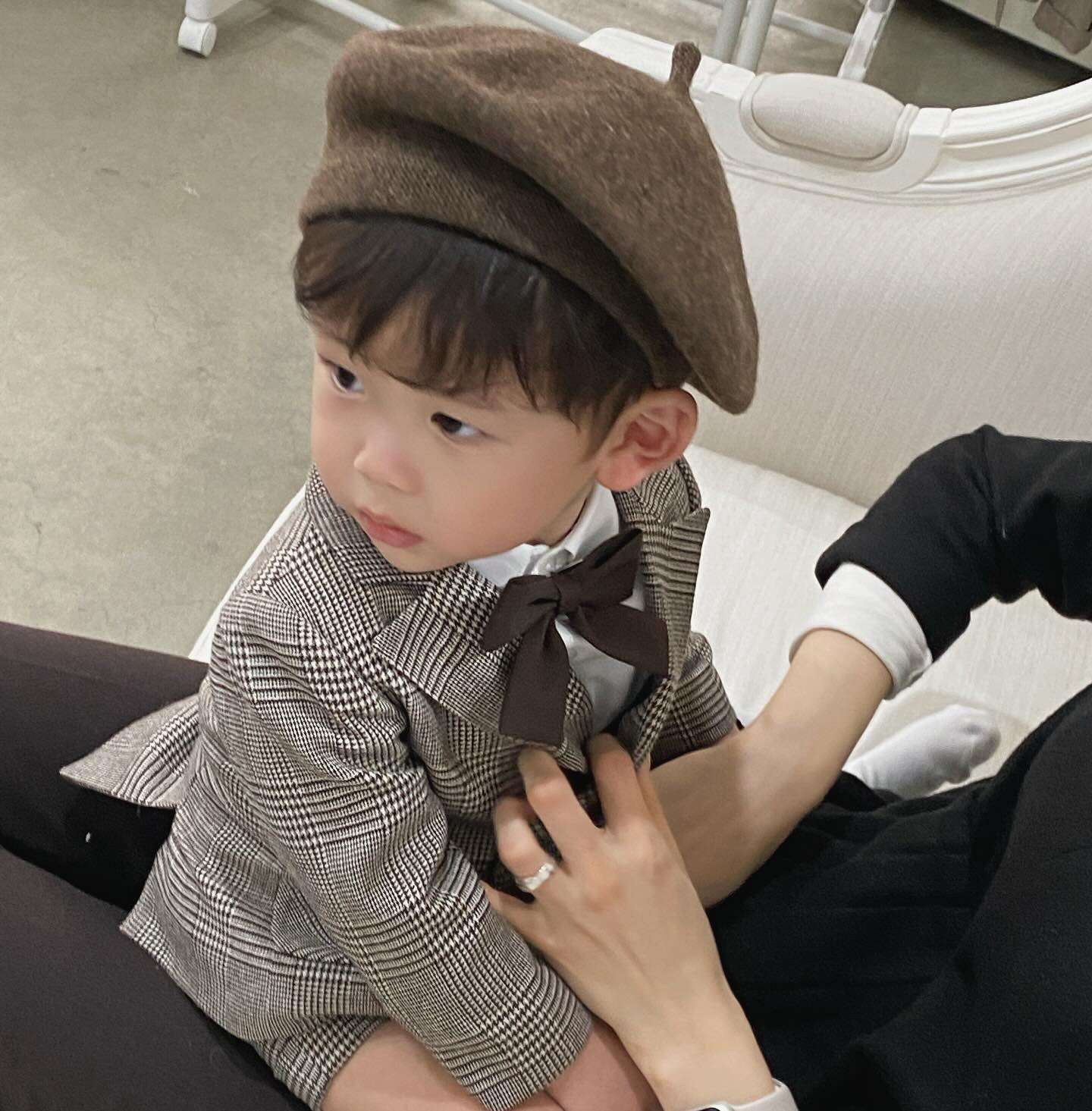 ʜᴏɴᴇʏ ʙᴀʙʏ

이현이의 수트피팅✨🤵🏻
이현이가 제일 좋아하는 이모의 결혼식을 앞두고 화동때 입을 수트를 대여했어요! 돌잔치때도 입었던 허니베이비 honeybaby_dress 로 피팅다녀왔답니다❤️ 이번주내내 돌발진으로 고생하느라 잠도 늘고 떼도 늘어난 이현이🥲 생각보다 차에서 너무 푹 자는 바람에 깨웠더니 계속 울어서 표정이 다 안좋지만 우는 모습도 귀여울 정도로 수트가 다 너무너무 예뻤어요👀🤍 처음 피팅왔을 때는 아가아가했는데 17개월이 된 지금 더 늠름한 수트핏에 엄마는 한 번 더 반합니다..😋❤️

#돌수트#동탄돌수트#동탄돌복#동탄돌정장#용인돌정장#용인돌수트 #분당돌복#광교돌복#판교돌복#수원돌복#수원돌정장#용인돌복 #화동 #화동수트 #화동수트대여 #아기정장 #아기수트