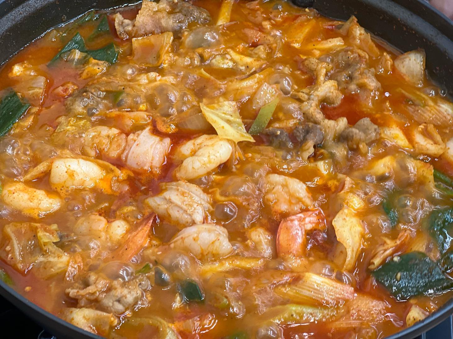 #협찬
.
동탄 능동에 새로 생긴 우곱새 맛집 광안천지식당 능동점!

달큰하고 진한 국물이 밥과 면 모두 잘 어울리네요.

안에 우삼겹과 새우가 진짜 엄청 크고 질이 좋아서 맛있게 먹고 왔습니다.

평소에는 국밥 맛집으로 유명하다던데 저녁에 가서 우곱새, 낙곱새에 한잔 기울이기 딱 좋은듯!

#능동국밥맛집 #능동맛집 #능동맛있게매운낙곱새 #능동맛집 #낙곱새맛집 #국밥맛집 #광안천지식당 #동탄국밥 #동탄낙곱새 #동탄우곱새 #좋아요 #맛스타그램