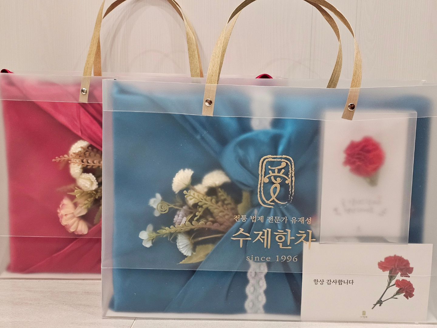 양가 부모님 어버이날 선물 준비 완료.ᐟ

✔️자연애 - 수제한차 6종 선물세트

고급스러운 보자기 포장은 물론
어버이날 기념으로 카네이션 뱃지까지~

양가 부모님들 건강 챙겨줄 차 세트라
더욱더 의미 있고 좋은 선물이 될 거 같아요❤️

#수제한차 #자연애 #자연애수제한차 #어버이날선물세트 #어버이날선물세트추천 #선물세트추천 #선물세트