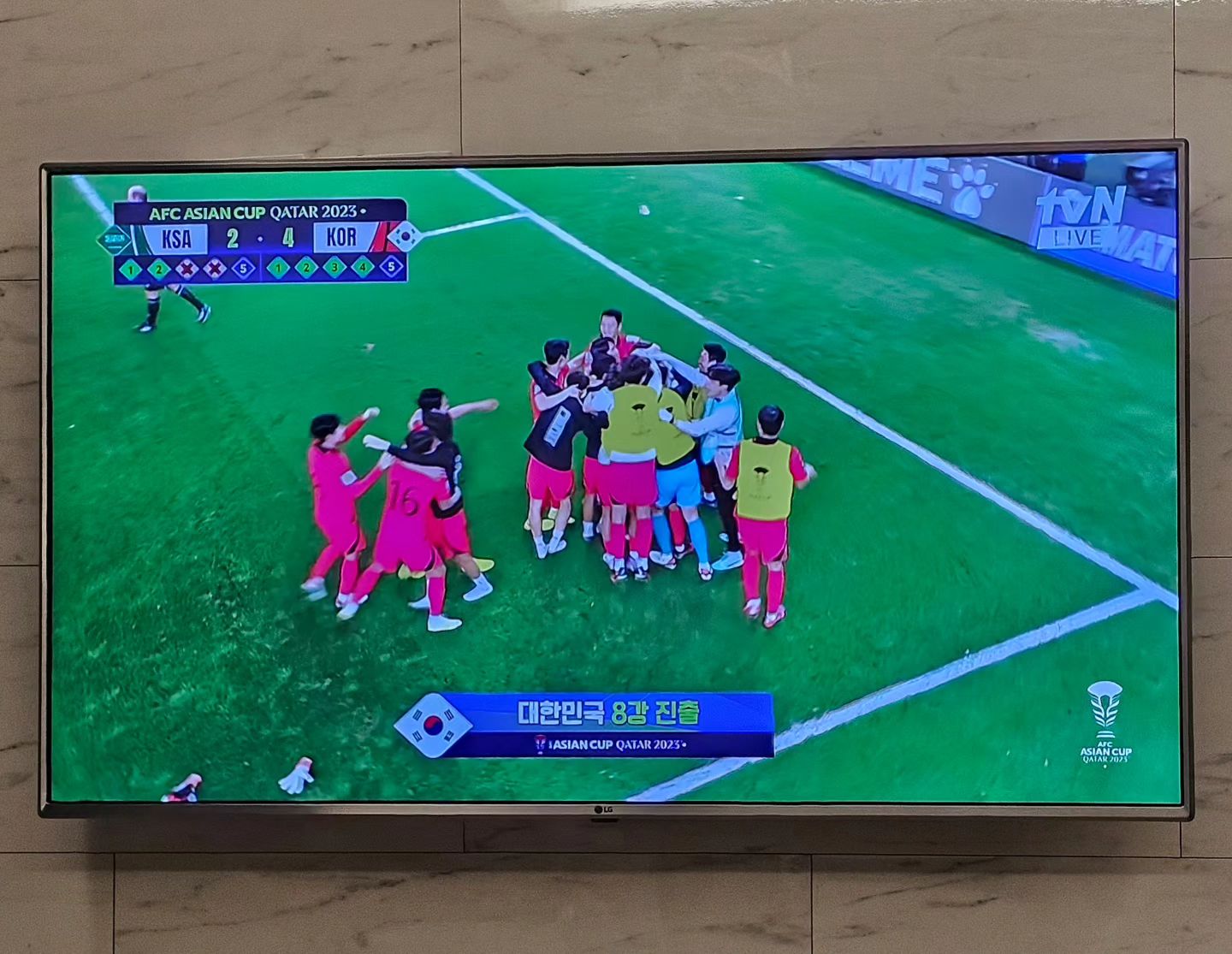 나는 믿었다!!! 8강진출♡
고생한 선수들 정말 멋지네요~
이시간까지 응원한 보람이 있어서 
너무나 행복합니다~

#2023AFC아시안컵 #아시안컵
#카타르아시안컵 #손흥민 #이강인 
#조규성 #황희찬 #김민재 #김영권