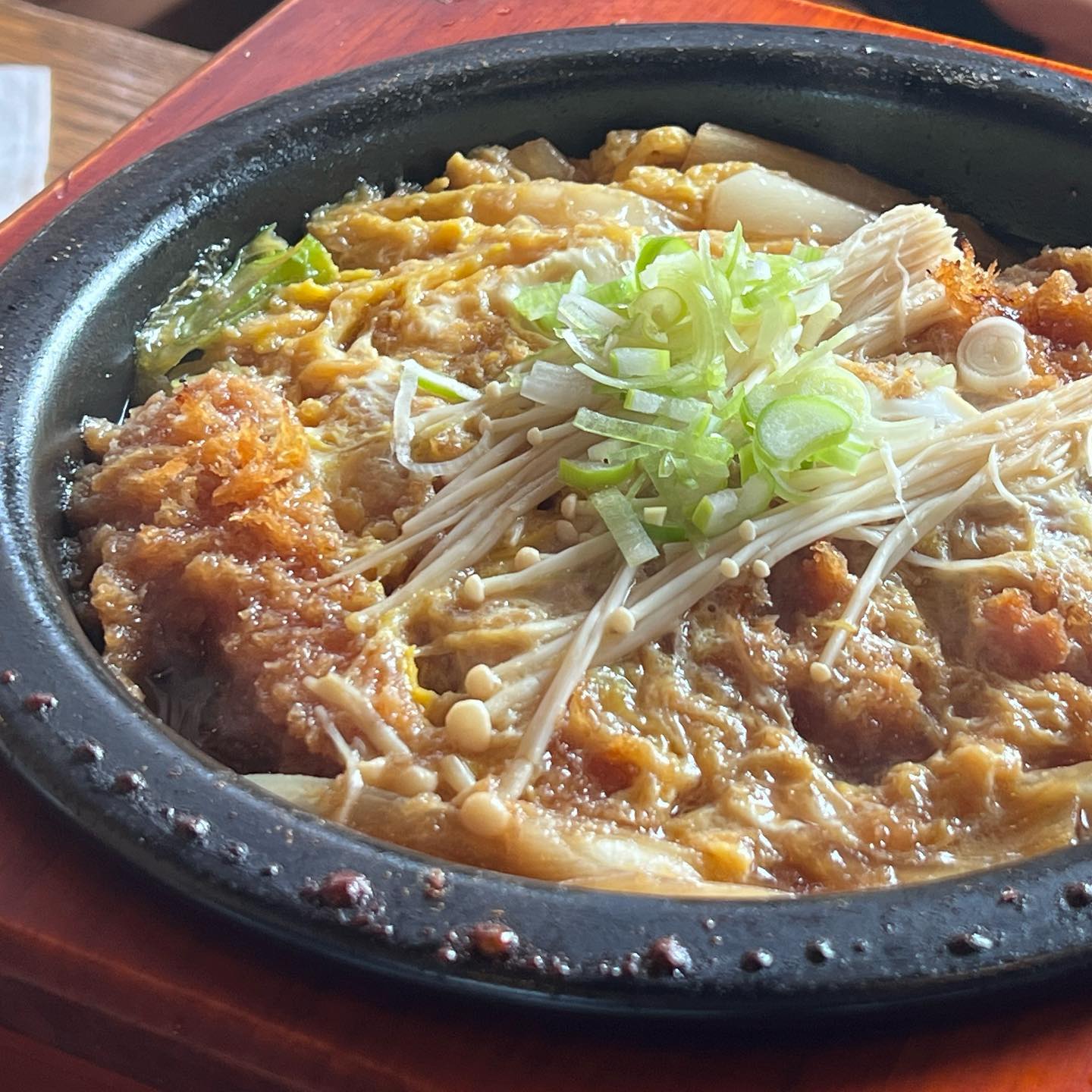 스시림&이자카야 연경본점🍣
가봐야지 생각은 자주 했지만 못가고 있었던 스시림을 드디어 다녀왔습니다. 넓은 매장이지만 각 테이블 별로 칸막이가 있어 편안하게 식사 할 수 있었어요. 
모듬초밥정식, 야끼니꾸덮밥, 가츠나베정식을 시켜 먹어봤어요.
모든초밥은 런치초밥정식으로 수제초밥+미니우동+수제새우튀김이 함께 나와 가성비 참 좋더라구요!
야끼니꾸덮밥은 숯불에 구워낸 황제소갈비살덮밥이라 부담없이 맛있게 먹을 수 있었답니다. 가츠나베정식은 돈가츠를 쯔유에 졸여내는 일본식 나베요리라 자극적인 음식 좋아하시는 분들이라면 좋아하실 것 같아요! 조용하고 편안하게 먹을 수 있어 좋았답니다.

#연경맛집#스시림이자카야연경본점