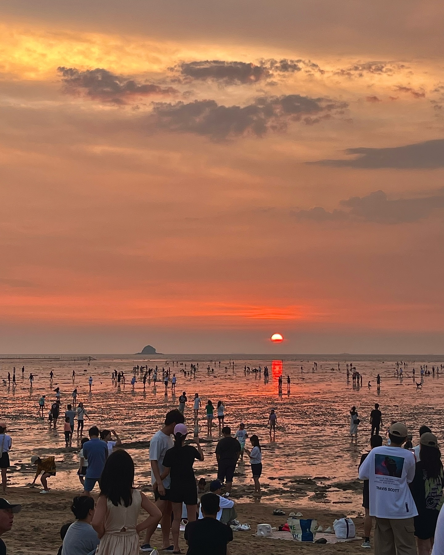 가고싶던 맛집, 웨이팅 없이 대하 맛있게 먹고 
즉흥으로 왔는데 대부도 축제에서 나윤권, 선예, 벤도보고 
노을과 달도 너무 예쁜 하루였고
드론쇼도 얼떨결에 명당에서 본 럭키비키한 하루였다!💗