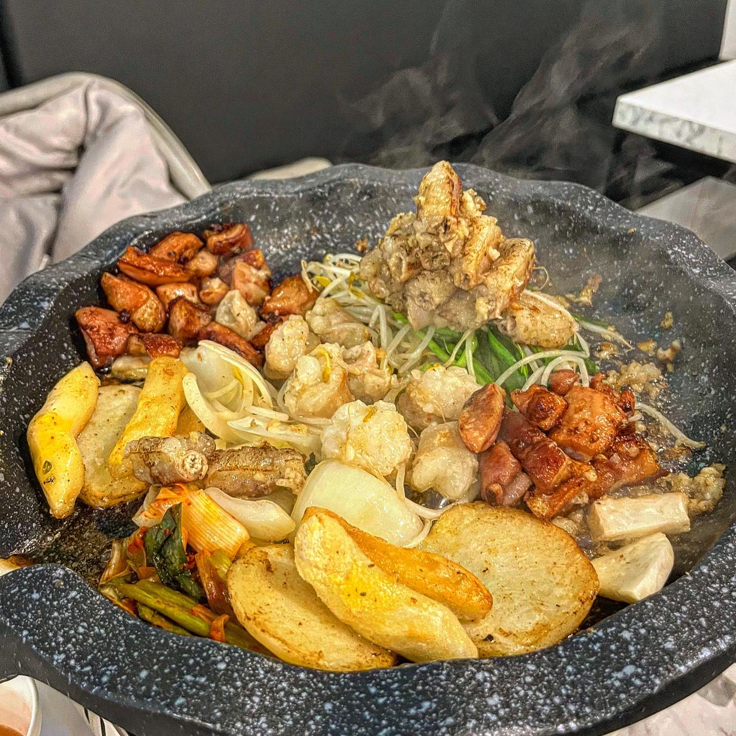 #곱마중

구월동 수협사거리에 새로 오픈한 곱마중
원래 수협사거리 생막창불곱창으로 
맛있었던 곱창집이였는데 없어지고 새로 오픈함

곱창 , 막창 , 대창 다 맛있고 
막창이 제일 맛있었음 

여긴 전골도 유명한데 콩차돌이라고 
매콤하고 맛있음 

▪️한우곱창 23,000
▪️한우 대창 23,000
▪️소 막창 22,000

💡화요일 휴무
14:00-24:00
(Last order 23:00)
☎️032-425-6852

자세한 후기는 블로그에 
.
.
.
#먹스타융_구월 
#먹스타융_인천
