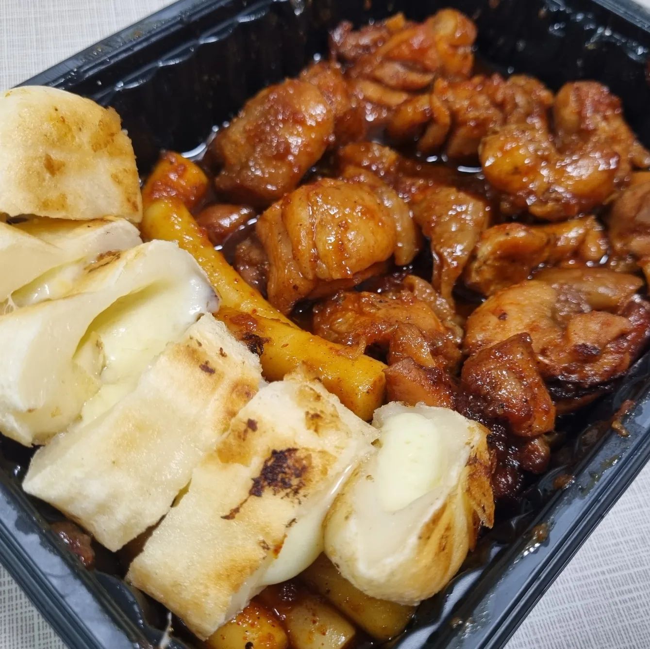 ✨️ 직화 숯불 양념치킨 350g, 순한맛
✔️냉동상태 그대로 
  전자렌지 3분-3분30초로 즐기는 간단한 요리
✔️ 불향이 가득 닭다리 순살 + 쫄깃한 떡식감
✔️ 둘이 먹기엔 살짝 부족하지만 치밥까지 하면 갓벽
✔️ 서울마님통모짜떡구이랑 같이먹으면 맛이 두배

#윙잇#wingeat#간편식#주간윙슐랭#직화숯불양념치킨#홈쿡#밀키트#자취요리#간단요리#전자레인지요리