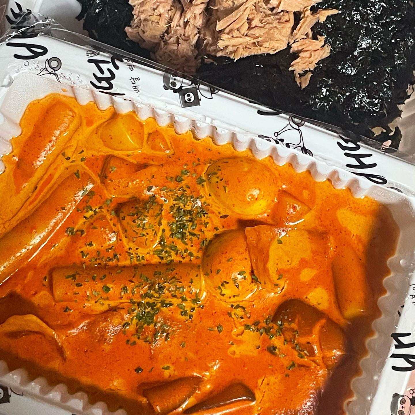 #배떡
배떡 로제 안먹은거 어떻게 하는거야 ! 🥹
오랜만에 누들밀떡 대신 밀떡으로 했는데
이것도 맛있좌나~~🤭🧡
중당 추가는 필수 , 참치마요는 선택 !