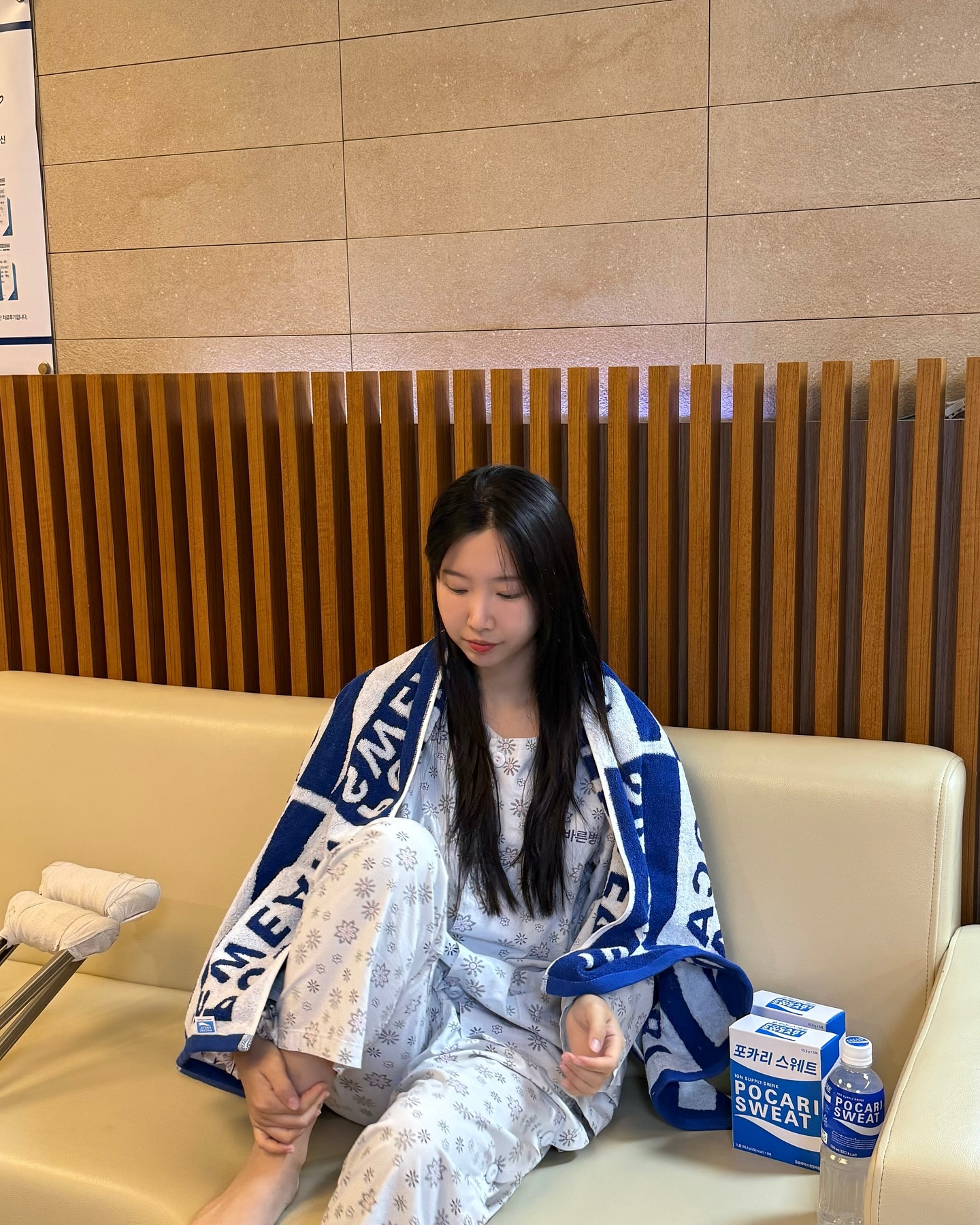 첫 입원에 너무 적응 안됬던 기상시간 그리고 밥시간..
그리고 얇은 병원복에 넘 추운 입원실 ㅜㅜ
포카리 담요있어 다행이야 … 🫶🏻

따뜻하게 먹으라고 엄마가 집에서 가져다 놓은 포카리 팩
나 하나 먹고 옆에 보호자 아주머니들께 한팩씩 드리니 너무 좋아하셔서 기분이 좋았다 ㅎ-ㅎ
낮잠잘 때 불 꺼주시고 밥 늦게 먹으니 먹을때 말하라며 국 데워주시고 엄마 없을때 여러모로 잘 챙겨주셔서 감사합니다🫶🏻
