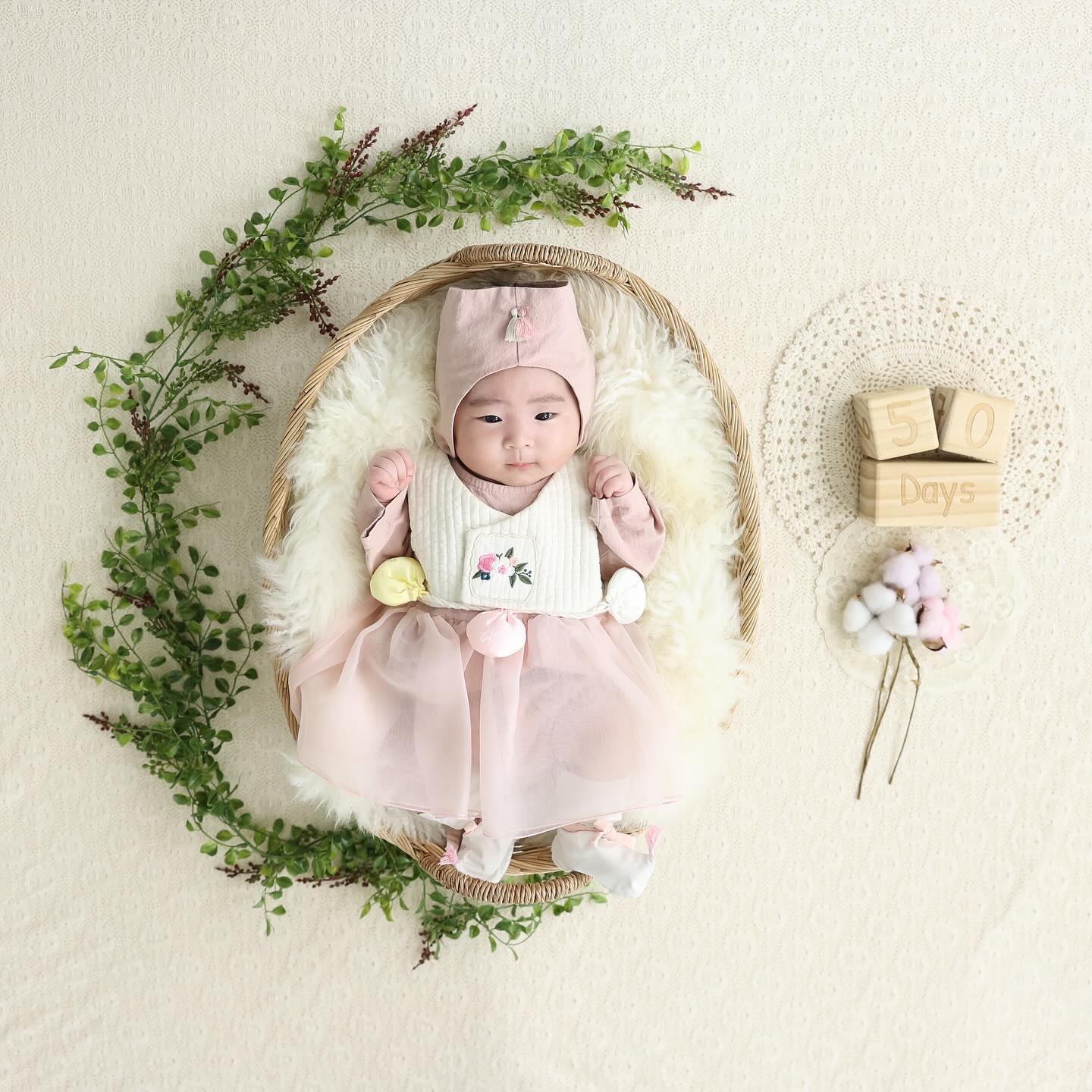 #해피설날🙇🏻‍♀️ 
하리 50일촬영 원본파일 드뎌 받았다🧸 
오늘부터 설연휴 시작이니까 한복 입은 씬으로 업뎃💗💞
나는 도치맘 아니고 또치맘ㅋㅋㅋㅋㅋㅋㅋㅋ
또치같은 우리딸 100일땐 더 이뻐지자 사랑해💝💕💖
