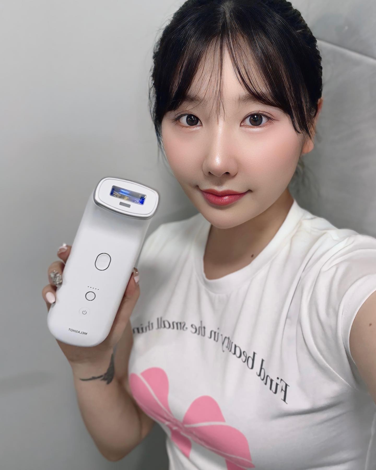 휴가 다녀와서 피부가 자꾸 타는게 싫어서 
성분에디터 멜라샷 구매했어요!

더 까매지지 않게 관리한다는 생각으로 샀는데, 쓰다보니 피부톤이 전체적으로 환해지고 탄 부위와 안 탄 부위의 경계선도 점점 연해지는 것 같아서 만족스럽네요!

미용기기가 아닌, 식약처에서 공식으로 허가받은 의료기기라 더 신뢰가 갔는데 써볼수록 효과도 눈에 보이는것 같아서 신기해요🫢

가벼운 무게, 간편한 사용법! 우리 다 같이 간편하게 홈케어로 예쁜 피부 가져보자구요🩷

#성분에디터 #멜라샷 #기미디바이스#기미홈케어#색소침착 #잡티제거디바이스 #미백디바이스