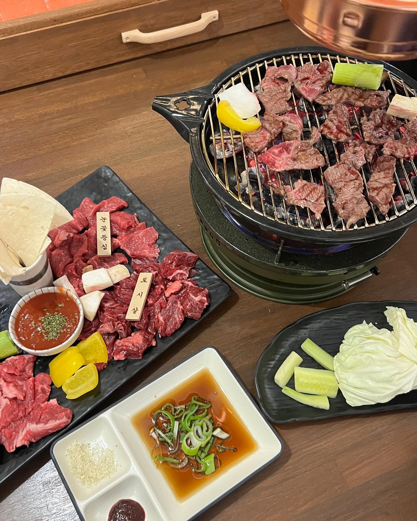 화로식 야키니쿠를 가성비 좋은 가격에 ❤️

💛 #요주

⭐️POINT⭐️
✔️ 대구 남구 대명동에 위치한 야키니쿠 전문점 ✔️ 매장 근처 공영주차장이나 골목 주차 가능
✔️ 대구 신상 안지랑 맛집
✔️ 가성비 좋은 가격으로 소고기를 즐길 수 있음

📍대구광역시 남구 대명로36길 88 1층
☎️ 0507-1438-8031
⏰  매일 17:00∼01:00 
(라스트오더 00:30)
🍽️ 대표메뉴
-요주시그니쳐 520g (48,000원)
-타래등심 130g (9,900원)
-토시살 130g (10,900원)
-부채살 130g (11,900원)

📝 오늘의 LINE UP 📝

-요주시그니쳐 520g 48,000원
-된장술밥 5000원

💛 안녕하세요👋🏻 오늘의 PICK❗️
오늘은 남구 대명동에 위치한 야키니쿠 전문점
요주를 다녀왔어요❣️
새로 생긴 대구 신상 맛집이랍니다 🤗
요주는 솔트에이징 기술을 활용하여 
소고기를 돼지고기 가격으로
즐길 수 있는 곳으로 가성비가 좋아요!
화로에서 숯향이 올라와 고기의 
풍미를 더해준답니다 ⭐️
특히 다양한 부위를 맛볼 수 있는 
요주시그니쳐가 인기가 좋아요 ❤️
또띠아에 싸먹는 것도 별미니 
꼭 같이 드셔보세요 😁
분위기도 좋고  이곳에서 데이트하면 
딱 사랑받을 공간이에요 👍🏻

요주에서 맛있는 소고기를 즐겨보세요! 🙆🏻‍♀️

#안지랑곱창골목 #안지랑맛집 
#대명동맛집 #대구신상맛집 
#대구야끼니꾸 #남구맛집