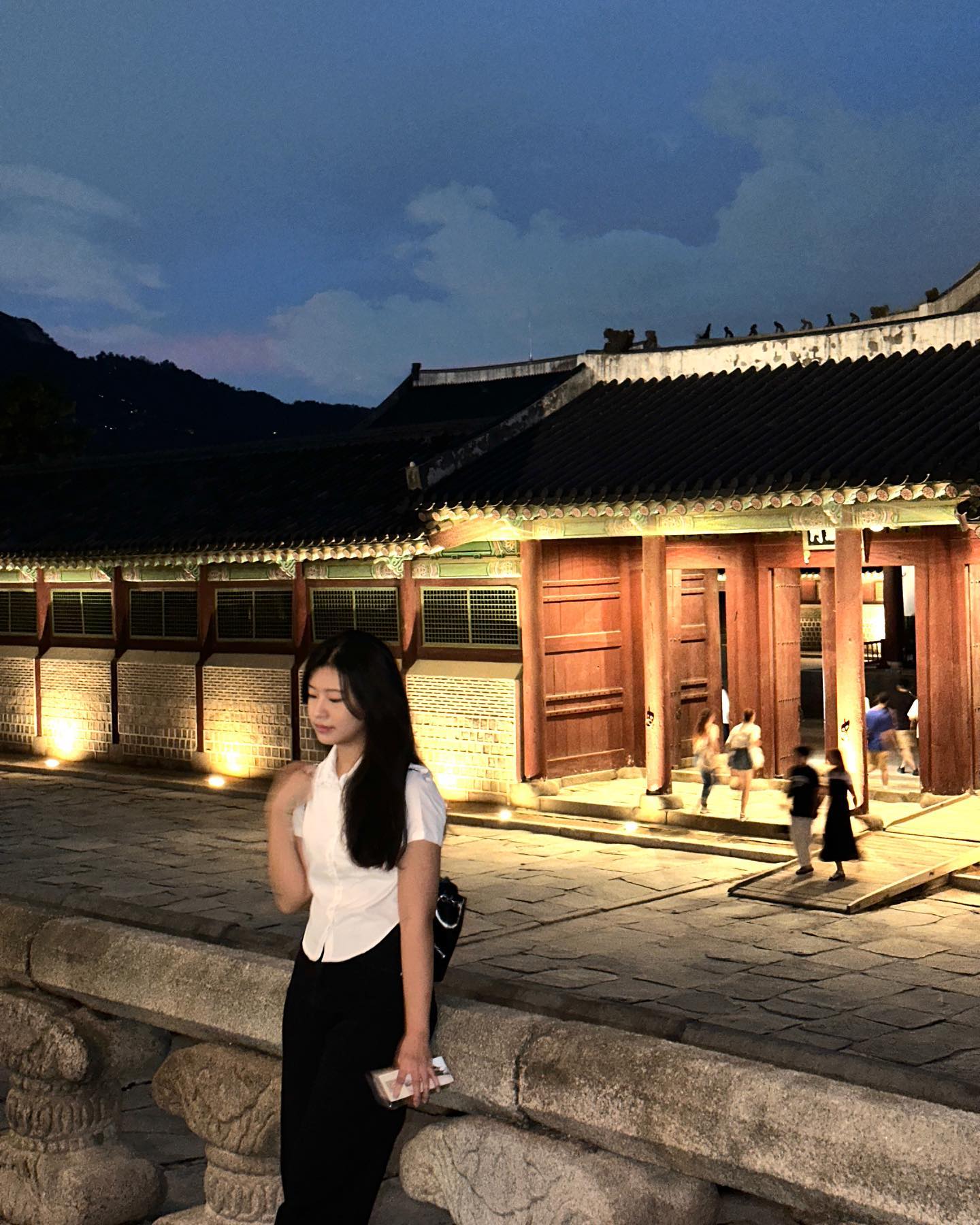 요즘 경복궁 야간개장 운행 중인 거 아시는지…🍁
너무 운치있으니까 꼭 가보세용!!! 물론 티켓팅은 못 해드려여 저도 취소표 구해서 어렵게 갔숨니다 헷