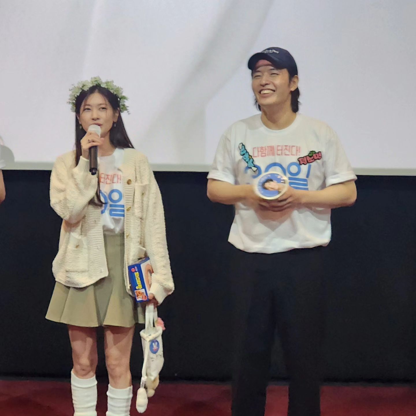 안녕하세요! 영화 리뷰쓰는 <황씨네> 입니다
홍대 롯데시네마에서 <30일> 무대인사를  보고 왔어요! 

🎬 30일
🔴 12세 관람가
🟡 코미디
🔴 대한민국
🟡 119분
🔴 (주)마인드마크
🟡 2023년 10월 3일 대개봉❗❗

#강하늘 #정소민 #30일 #30일무대인사 #10월3일개봉

이 작품은 처음부터 끝까지 유머러스를 놓치지 않는 영화이고요. 영화 같은 만남을 통해 6년이라는 오랜 시간에 걸쳐 연애를 하고 결혼을 했지만, 현재는 서로 못 잡아먹어서 안달인 부부의 이야기를 담고 있습니다. 

서로 합의하에 이혼을 하겠다는 결심이 확고했는데, 기억 상실이라는 장치로 서로에게 다시 끌리게 된다는 줄거리가 현실감 있게 표현돼서 더욱 좋았답니다. 영화 보면서 실컷 웃고 싶으신 분들에게 추천드리는 작품이에요. 

긴 노래 영상과 아주 짧은(그러나 킬링포인트!) 쿠키영상 있어요. 총2개에요. 크래딧 다 올라가고나서 나와요. 커플이나 부부가 보기에 너무 괜찮은 작품이라 강력 추천드리며, 2023년 10월 3일 개봉 극장에서 만나요!🤗 

기억상실에 대한 흔한 소재로 뻔하지 않게 만들어낸 남대중 감독님께 감사의 말씀드립니다. 

ㅡㅡㅡㅡㅡㅡㅡㅡㅡㅡㅡㅡㅡ 

<줄거리>
“완벽한 저에게 신은 저 여자를 던지셨죠” 지성과 외모 그리고 찌질함까지 타고난, '정열'(강하늘). “모기 같은 존재죠. 존재의 이유를 모르겠는?” 능력과 커리어 그리고 똘기까지 타고난, '나라'(정소민). 영화처럼 만나 영화같은 사랑을 했지만 서로의 찌질함과 똘기를 견디다 못해 마침내 완벽한 남남이 되기로 한다. 그러나! 완벽한 이별을 딱 D-30 앞둔 이들에게 찾아온 것은... 동반기억상실?
