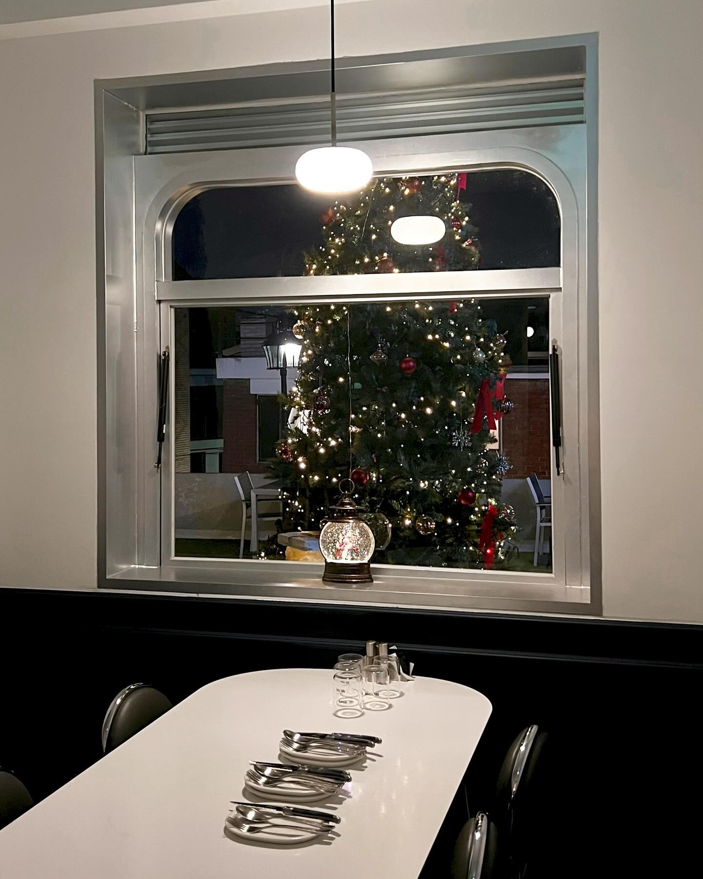 창밖으로 트리가 보이는 파스타 맛집🎄🍝

행궁동에 갔다가 루프탑에 트리가 
설치되어있는 “델템포”를 발견했어요!

밤에가니 트리 분위기를 
더 즐기면서 식사할 수있었습니다🤍

라자냐와 뇨끼 맛집으로 유명한 “델템포”에서
크리스마스 분위기를 즐겨보시는건 어떨까요?

#델템포하우스 deltempo_house 
📍경기 수원시 팔달구 화서문로 48 2층
📍월-일 11:00~22:00/ 브레이크타임15:30-17:00
📍차량 이용 시 선경도서관, 수원시립미술관 주차