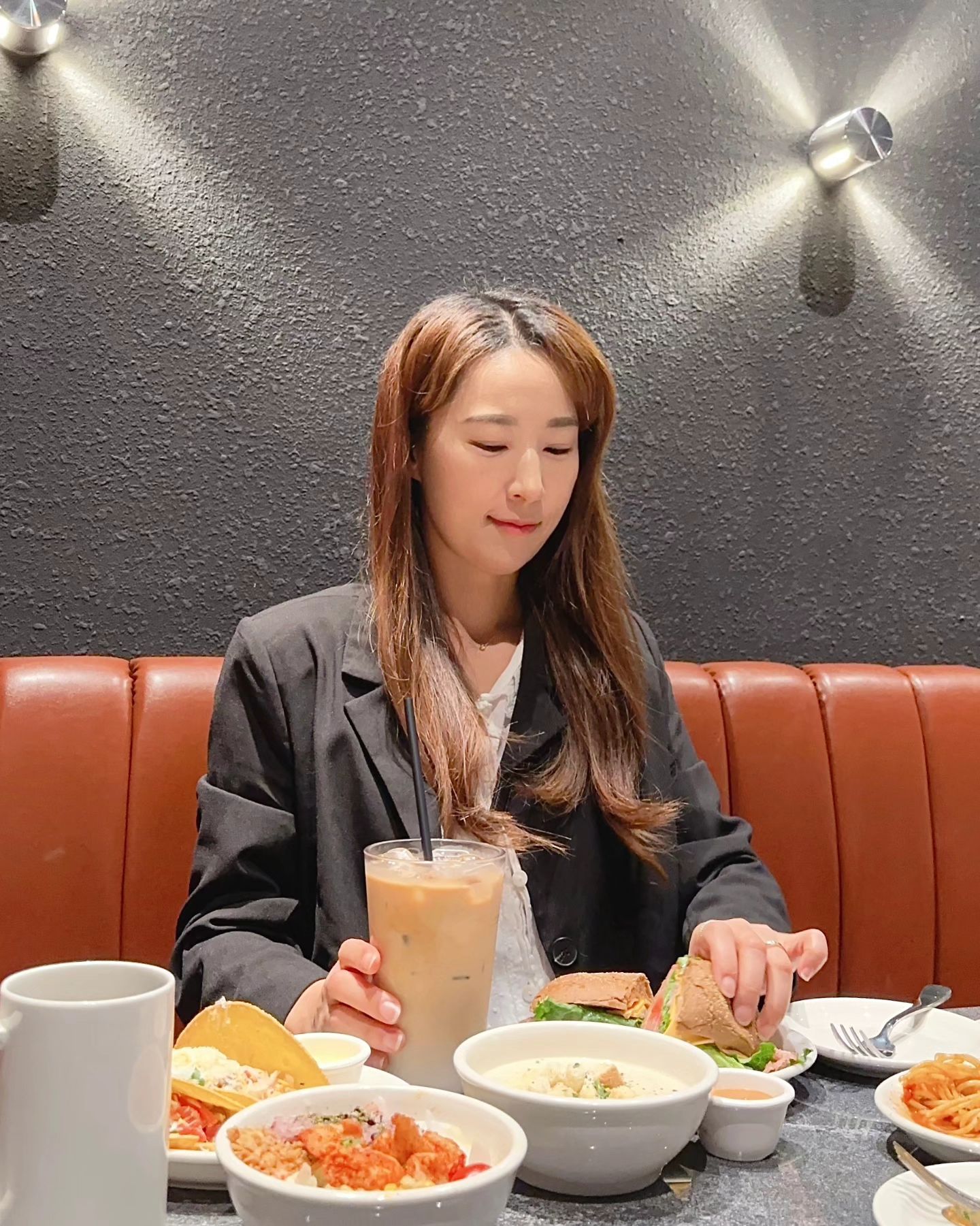 #협찬
재방문의사200% 송도에 간다면 주목!
이런 갓성비가심비 맛집은 소문내줘야지!
⠀
둘이 5개 메뉴 시켰는데 29100원 실화냐구~
인천 송도 롯데몰에 2호점으로 오픈한건데,,
배곧에 내가 3호점 오픈하고 싶었떤>_<//
⠀
✔스페인식 스몰플레이팅으로 다양하게 즐기기
✔메뉴 2개 세트 주문시 9900원
✔테이크아웃시 음료 최대 할인 70% 이벤트까지
⠀
🤭분위기도 좋구~ 음식도 빨리 나오구~ 
🍽부담없는 가격이지만 수제로 만들고 
식재료도 아주 좋더라고요. 
🌶매콤한 메뉴 많아서 넘 맛있게 먹고온 #타파스빈 
5개 모두 싹싹이했다요.💜
⠀
📍인천 연수구 하모니로138번길 11 101동 116호
📞0507-1462-4020
⏰월~일 9:00~22:00
⏰브레이크타임 15:00~16:30
⠀
#타파스빈송도롯데몰점 #송도파스타 #송도맛집 #송도롯데몰맛집 #송도피자 #송도수제버거 #송도필라프 #인천맛집 #인천맛집추천 #송도맛집추천 #송도점심 #송도타임스페이스카페 #송도타임스페이스맛집