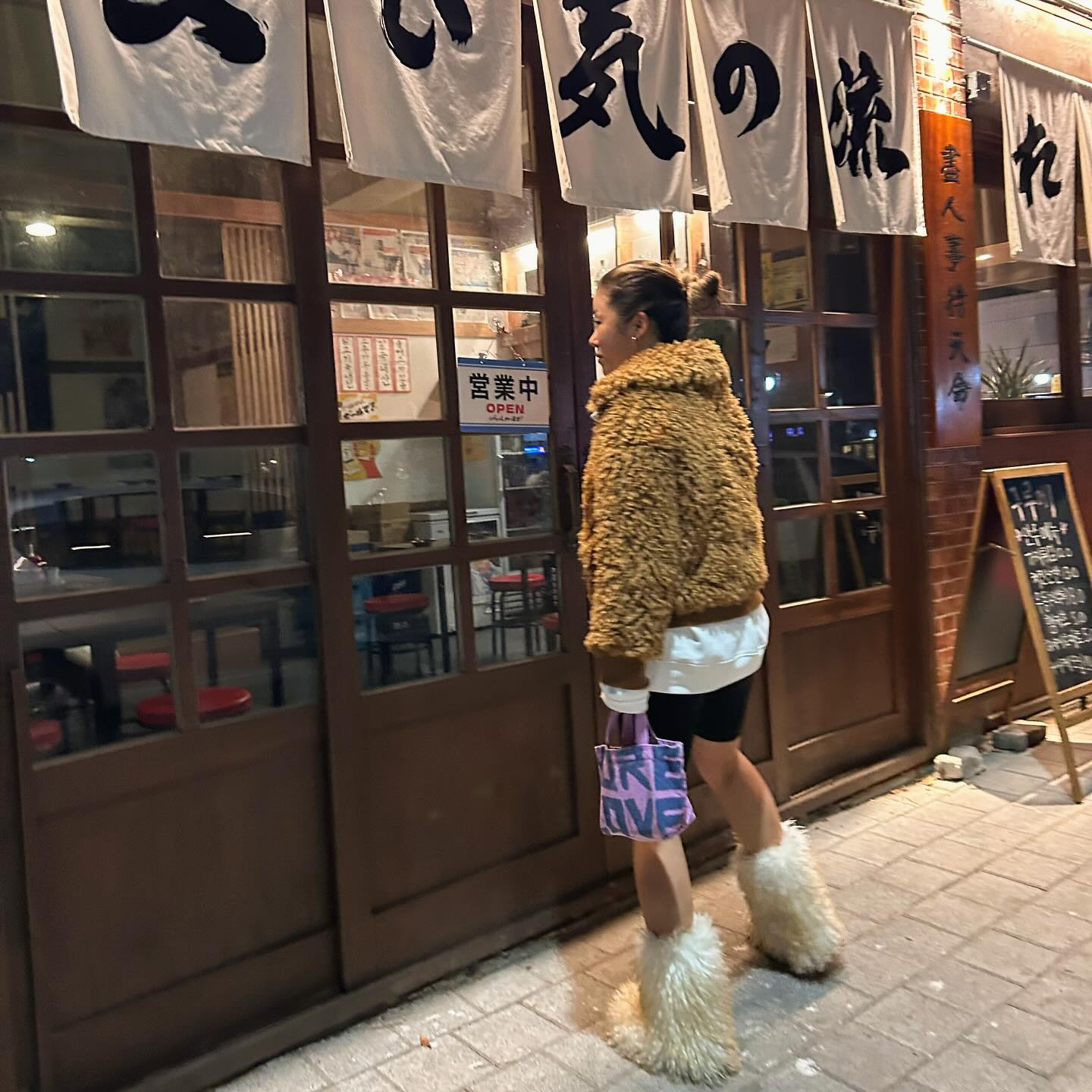 사장니무 게시물에.. 말솜씨에 이끌려 무작정 찾아간 곳 ………….
사장님이 말 더듬어서 …..게시물에 …. 이 이 넘쳐나는 이곳 …. 음식에 대한 애착도.. 빵꾸도 멋있음 … 홍주쌍도 ..