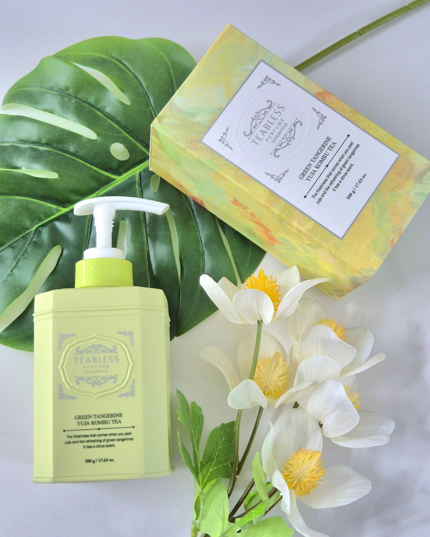 #제품제공 teabless_official

티블레스 청귤유자 콤부티 퍼퓸 탈모샴푸
500g / 24,000원
할인가 : 15,900원

은은한 향기 맛집 티블레스 탈모샴푸 후기 가지고 왔어요! 바로 시작할게요🌿

💚외관
티블레스만의 사각 케이스에 청귤유자의 연두빛이 담긴 예쁜 케이스에요! 펌프형이라 사용하기 편하고 안정적으로 세워둘 수 있어요🤍

💚제형
너무 묽지도 되직하지도 않은 샴푸제형이에요! 탈모샴푸는 거품이 잘 안나는 경우가 많은데 티블레스 청귤유자샴푸는 소량으로도 거품이 잘 나더라고요🍋

💚향
머리에 올리자마자 상큼한 청귤유자 & 은은한 차향이 나는데 정말 좋아요
써본 탈모샴푸중에 제일 좋은 것 같아요🥰👍
하지만 향이 은은한 편이다보니 지속력은 약합니다,,

💚총평
더 써봐야겠지만 계속 탈모샴푸를 써오던 저는 딱히 머리카락이 더 많이 빠진다고 느끼지는 못했어요‼️
평소랑 비슷한 정도?로 빠지더라고요😊
샴푸만해도 머릿결이 푸석해지지 않아서 슬슬 건조해지는 지금 계절에 딱 쓰기 좋아요✨️
건성두피 및 모발을 가진분들에게 추천합니다!

#샴푸 #샴푸추천 #티블레스 #티블레스샴푸 #탈모샴푸 #탈모샴푸추천 #탈모관리 #건성두피 #건성두피샴푸 #건성모발 #건성모발샴푸 #향좋은샴푸