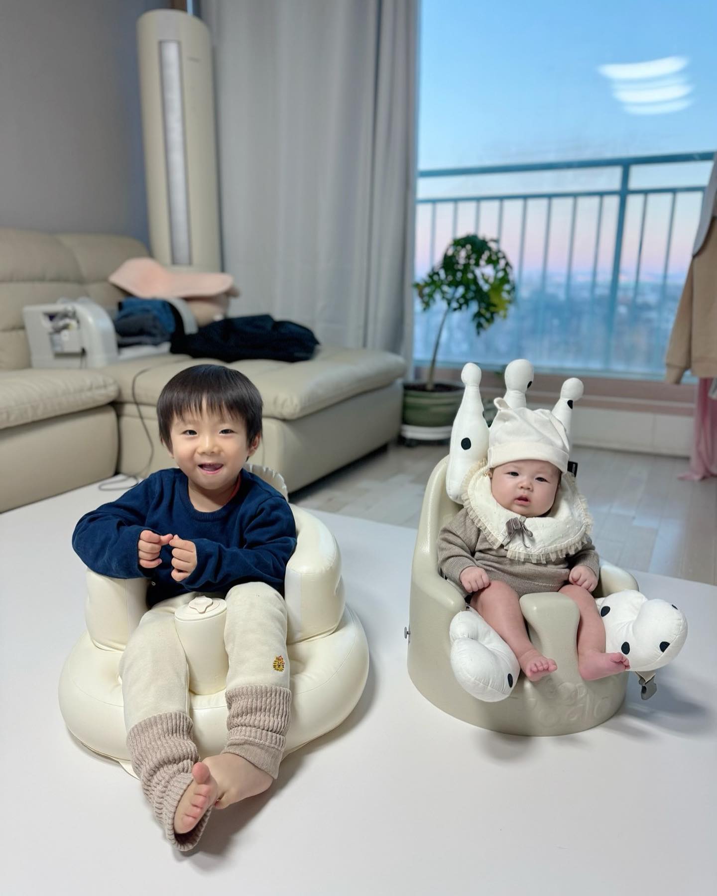 조카 실물보기🤍 너어어무 귀여운 우리조카🤍
예준이가 너무 좋아하고 예뻐하고
좋은지 계속 야야~ 

15키로 다되는 예준이 맨날 안다가
100일도 안된 아기 안으니 진짜 솜사탕 같아요ㅠㅠㅠ

윤아야 앞으로도 건강하게 쑥쑥 자라서
예준 오빠랑 신나게 놀자아~~~~

#육아 #육아맘 #조카 #조카스타그램 #아들 #아들스타그램 #아들바보 #아기 #베이비 #베이비스타그램 #육아스타그램