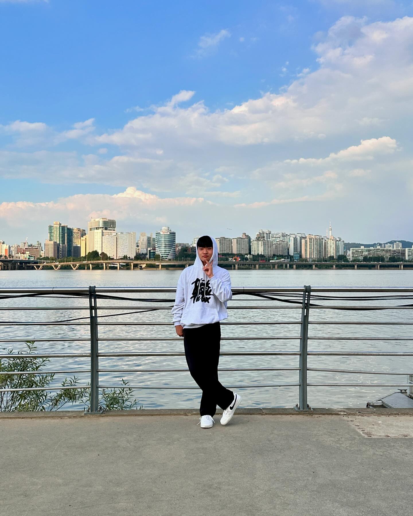 한강에서 사진📸 #여의도 #여의도한강공원 
.
.
.
.
.
.
.
.
.
.
.
#daily #fyp #lfl #l4f #좋아요 #좋반사 #좋아요반사 #일상 #일상툰 #일카 #사진스타그램 #후면카메라 #셀카 #셀스타그램 #얼스타 #사진 #갬성사진 #한강사진 #사진계정맞팔 #선팔하면맞팔 #선팔100 #맞팔 #댓글환영 #댓글반사