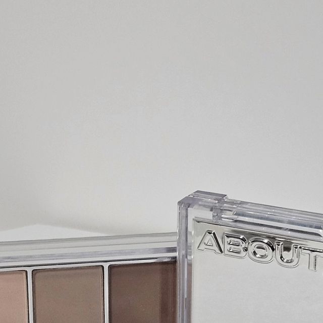 sayhe on Instagram: "#어바웃톤 #제품제공 어바웃톤 - 리턴 투 베이직 섀도우 팔레트 02 soft 어바웃톤 - 플러피 웨어 블러셔 01 veil peach 맑고 보송하게 입혀지는 뮤트한 컬러감의 소프트 매트 파우