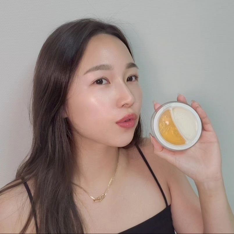 #협찬 dalba_piedmont
#이효리PICK #이효리크림 #리뷰 

겨울철 푸석푸석해진 피부결이 고민이라면!?
남녀노소 모든피부타입 사용가능한
달바반반크림 !! 

요즘 유행하는 올드머니 룩에도 어울리는
고급스러운 광채 피부를 연출할 수 있어요. 

그리고, 달바의 새로운 모델 이효리님도
PICK하신 크림인데요 !! 

어떠한 피부타입도 커스텀하여 맞춤형으로
사용할 수 있는 크림으로, 

산뜻하고 촉촉한 아쿠아 세럼 
+ 영양가득 쫀쫀한 인텐스 크림을 
날씨나 내 피부 컨디션에 맞춰 내 마음대로
조합하여 사용할 수 있는 똑똑한 크림 ! 

어워드 11관왕을 달성했다고 해요! 

까다로운 이탈리아 브이라벨 비건인증은 물론,
국내 저자극 테스트까지 완료된 크림으로
민감하고 예민한 피부들 모두 사용가능해요. 

5성급 반얀트리 호텔 스파에서도 사용하는
프리미엄 스킨케어 제품으로 여배우 스킨케어템
으로도 유명한데요. 

건조한 환절기와 추운겨울 스킨케어템으로 찐 추천드려요 🫶🏻 

#달바 #달바이효리 #이효리비건반반크림 #달바크림 #이효리추천템 #이효리스킨케어 #겨울수분크림 #보습크림추천 #겨울보습크림 #환절기피부관리 #겨울스킨케어