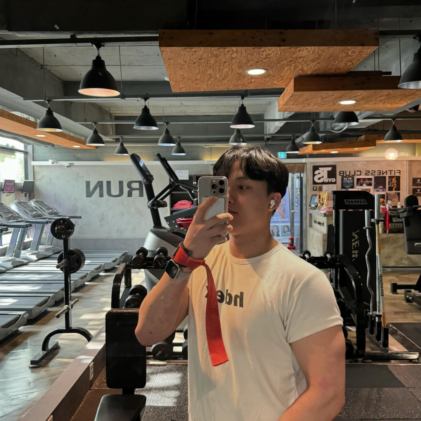 오늘 하체 완료〰️

주말 하체는 역시 힘들다... 🙄🙄 
데드 100 7 x 3 160 1 (허벅지 힘 빠짐...) 

내일 서울 가서 짐 더 챙겨서 와야 하는데 걱정이네 😅 
프로틴이랑 닭찌 챙기러 가는 거임 〰️〰️