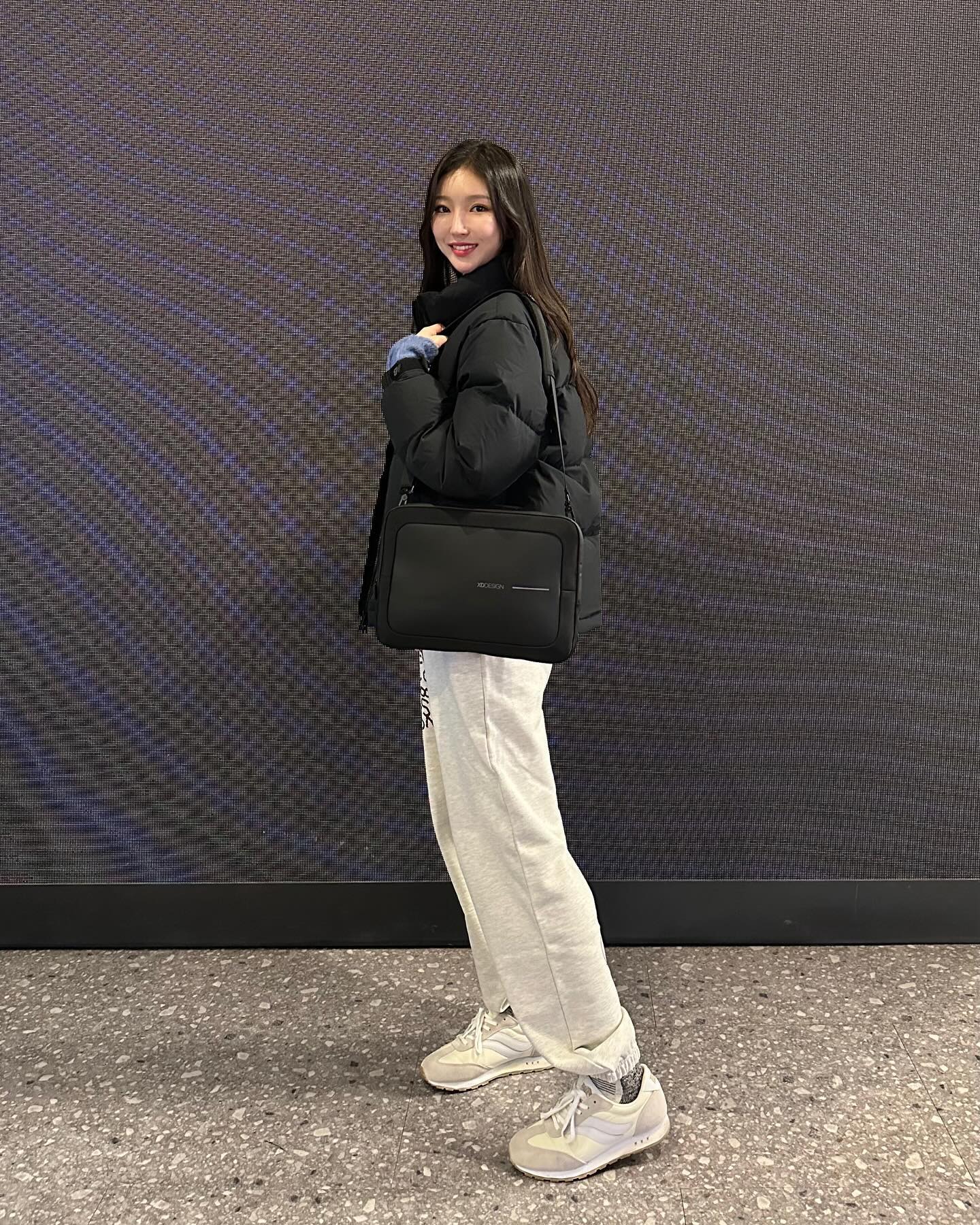 👩🏻‍💻 휴일에 구립도서관 다니는 여자 어떤데? ㅎㅎ📖

xddesign_kr 노트북 가방들고 도서관 고우고우 
집 근처에 도서관이 많아서 너무 좋아요ㅎㅎ ☺️

#엑스디디자인 은 젊은 디자이너들로 구성되어 해외펀딩 20억 달성으로 시작된 네덜란드 브랜드인데요! 엑스디디자인 백팩도 너무 예쁘게 잘 사용 중이었는데 이번에 노트북 가방도 역시 완벽하다!!

특히 더비즈는 국내에서 젊은 직장인 선호도 1위 모델로 비즈니스 일상과 출장에 적합한 디자인이에요 :)
네이버 누적 리뷰 2500개 이상 네이버 평점 4.8 로 증명한 엑스디디자인 비즈니스 컬렉션의 노트북 가방 찐추천🖤🖤🖤

#엑스디디자인
#노트북가방 #맥북가방
#노트북파우치 #노트북슬리브 #졸업선물
#직장인가방 #남자직장인가방
#브리프케이스 #서류가방
