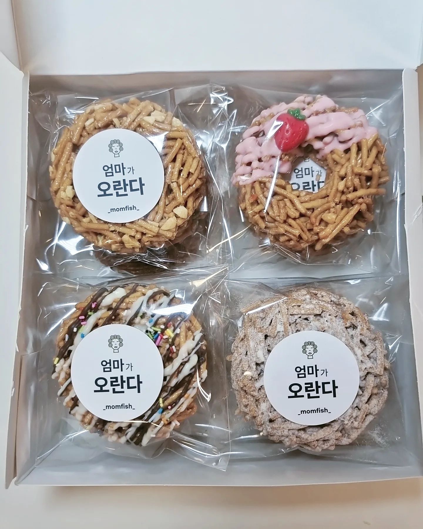 #협찬

골라먹는 재미가있는  엄마가 오란다 오라이~오라이~👌
12가지 맛으로 좀더 건강한 맛이 나며
진짜 너무 달지도않고 고소하면서
톡톡 씹는 식감도 너무 좋아서
스트레스 날려버리기도 너무 좋아요!

100%국산 쌀조청과 비정제당을 사용하여
많이 달지않은 고급스러운단맛을 즐길수 있는 바삭바삭 엄마는 오란다

씹으면서 기분좋아져요!
어쩜이렇게 하나같이 다 맛있는지
매력있는 엄마가 오란다 12가지맛👍👍
우리딸래미는 딸기  엄마는  초코와  츄러스맛부터 하나씩 먹기시작~♡

어쩜 이렇게 맛있는지..
자꾸 손이가요 손이가~♡
진짜 맛있어서 몇개를 먹게되네요!

아이들 간식으로도 좋고
지인들 선물하기에도 딱좋아~♡

 
최고👍👍
사장님  센스 최고 👍👍

내일(금)11시30분 한정수량 땡구래미⭕️ 

얼른 서두르세요~♡

 _momfish_

#엄마는오란다  #엄마는오란다수제강정 
#아이간식 #건강간식오란다