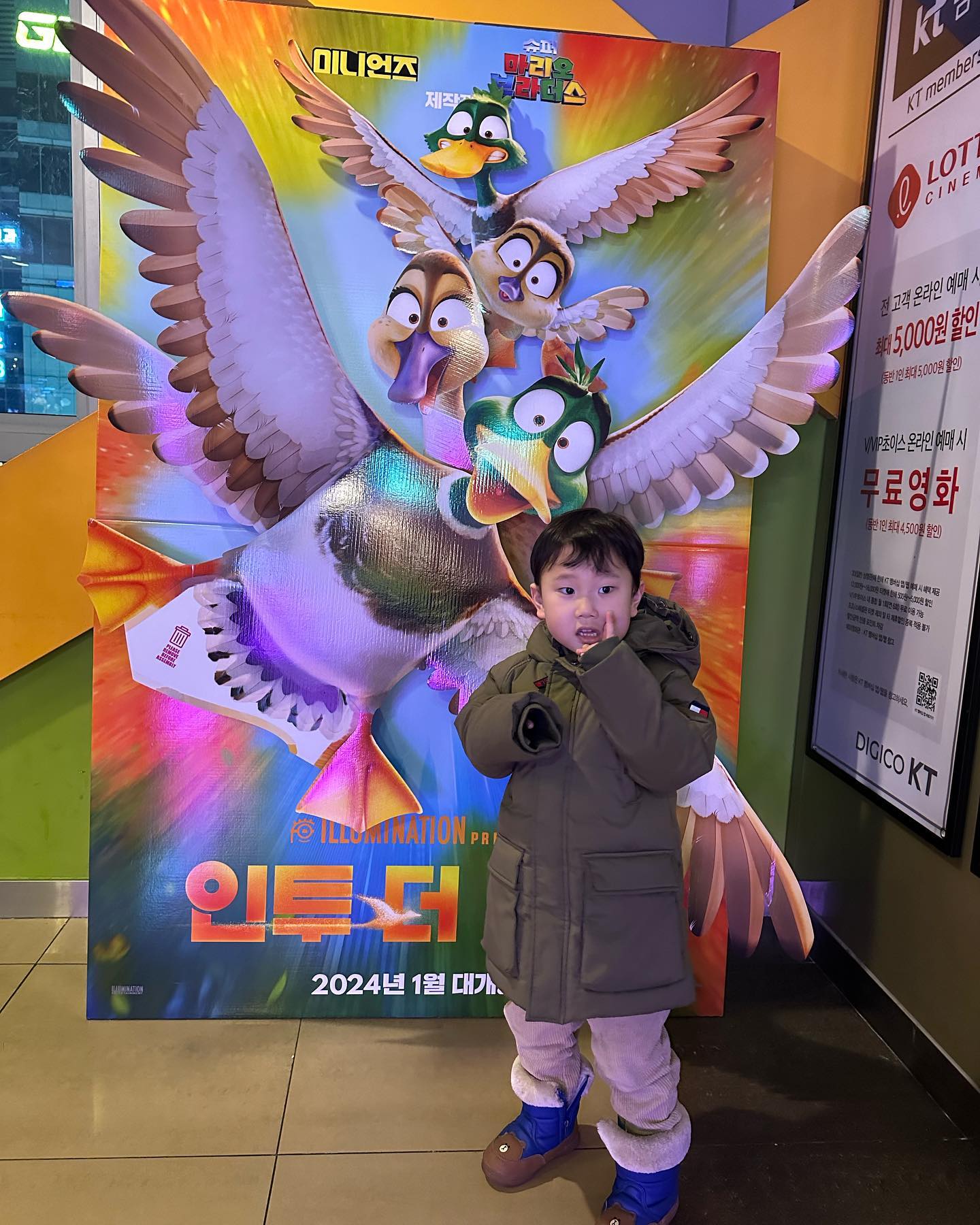 🦆🦆🦆

인투더월드 시사회에 다녀왔어요:) 

인투더월드는 뚜찌빠찌뽀찌 미니언즈와 슈퍼마리오브라더스를 만든 일루미네션의 신작 애니메이션이에요! 

그래서 인투더월드 시작 전에 미니언의 달탈출 단편이 먼저 나오더라구요 ! 귀여운 미니언 ㅎㅎ 이렇게 만나니 넘 반갑고 악당의 달탈출 과정과 다르게 미니언의 달탈출 과정은 너무 귀엽고 쉬워서 웃음이 나왔어요. 

인투더월드는 오리가족이 안전한 보금자리인 작은연못을 벗어나 꿈만 꾸던 자메이카로의 첫 가족 모험을 떠나는 이야기에요. 그 과정에서 길도 잃고, 새로운 친구들도 만나고 어려움 겪는 등 다사다난한 모험 속에서 서로 의지하고 성장하는 이야기를 담았어요 ! 

오리의 입장에서 새로운 시각으로 세상을 바라볼 수 있어 신선했도, 비둘기나 사육오리, 애완 앵무새와의 만남도 재미있었어요 ! 

러닝타임 91분으로 긴편이라 52개월 아들 잘 버틸까 싶었는데?! 끝까지 재밌다고 잘 보고 나왔어요~ 
아직 개봉전이라 다니다보면 인투더월드 광고가 여기저기서 나오는데, 광고보면 아이가 엄청 반가워하더라구요! 애니메이션 좋아하시는 분들이나, 아이와 함께볼만한 영화 찾으신다면 인투더월드 ! 한번 알아보셔요~~~ 

#日記妌 #日記 #인투더월드 #일루미네이션 #인투더월드_추천하오리 #롯데시네마 #롯데시네마신림 #롯데시네마시사회 #시사회 #인투더월드시사회 #아이랑영화관 #아이랑볼만한영화 #만4세 #52개월