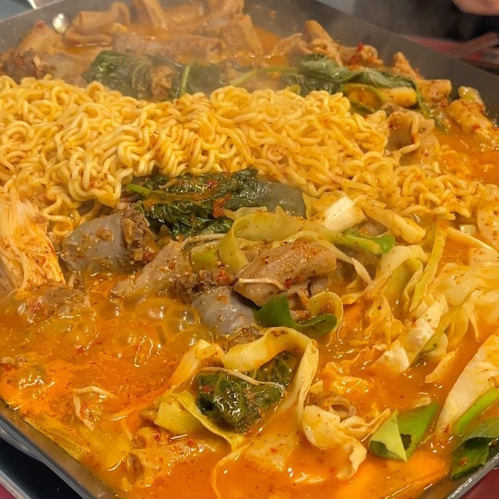 #협찬 안산 [순대에반한곱창]

🔻경기 순대에반한곱창, 경기 안산시 단원구 선부동 1103-2 순대에반한곱창 1층 

저희는 순대곱창볶음 먹고 왔어요 ㅎ
소주먹기에 최고..🤍

2인먹었는데 양이 엄청 많아요👍🏻👍🏻👍🏻

볶음밥까쥐 죠져버리기🫶🏻

내부 너무 깔끔하고 사장님 인상이 너무 좋셔서
기분 좋게 먹고 왔어요💫

다음애는 곱창전골 먹어 볼려고요 ㅎ

#순대에반한곱창 #안산맛집 #안산선부동맛집 #선부동맛집 #안산곱창전골 #안산곱창볶음 #안산순대볶음 #안산순대전골 #안산순대곱창전골 #안산순대곱창볶음 #선부동순대곱창볶음 #선부동순대곱창전골