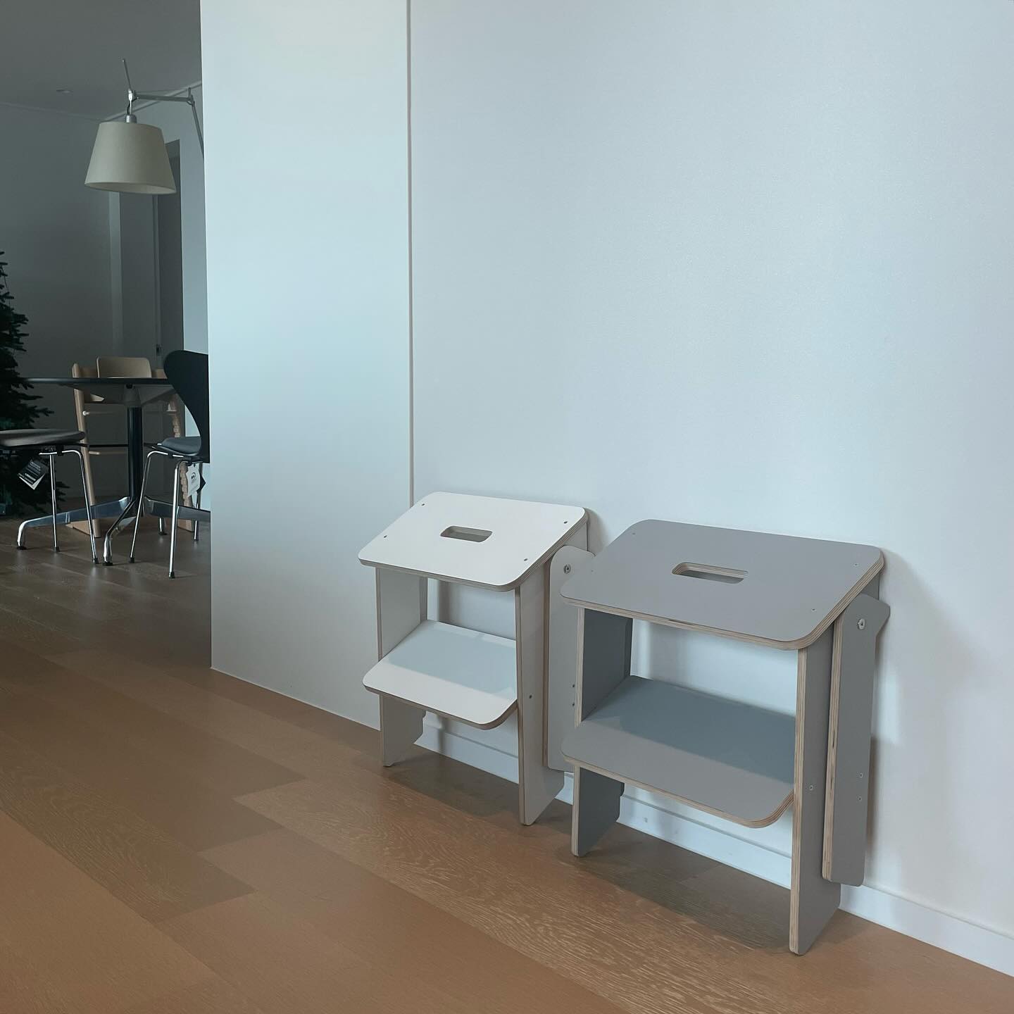 ⠀ ⠀
어제 이서 스토리 보고,
스텝스툴 정보 많이 물어봐주셔서 피드에 복제해요!
로이츠 loits.furniture 제품입니다 🩶

실은 그동안 어디서 사은품으로 받은
접이식 사다리 같은걸 이서 스텝스툴로 썼었는데
이사하면서 사라졌어요...
남편이 이서 사다리 왜 안사냐 맨날 재촉했는데,
마음에 드는게 없어서 맨날 서칭하다 중단 .. 
그러다 바디홈 body_.home 님께서 제작하신다는거 보고
이거다 싶어서 바로 샀지요. 
남편 재촉에 못참고 다른거 샀으면 울었을거같아요...

주사용자는 아이이지만,
저와 남편이 올라가도 끄덕 없고요.
아이가 안쓸때 접어놓을수 있다는게 좋아요.
무엇보다 디자인 제일 맘에듦...
컬러 고민하다 화이트 그레이 둘다 샀는데
둘다 저희집에 너무 잘어울려요 .. 🤍🩶
⠀ ⠀
#유아스텝스툴 
#로이츠