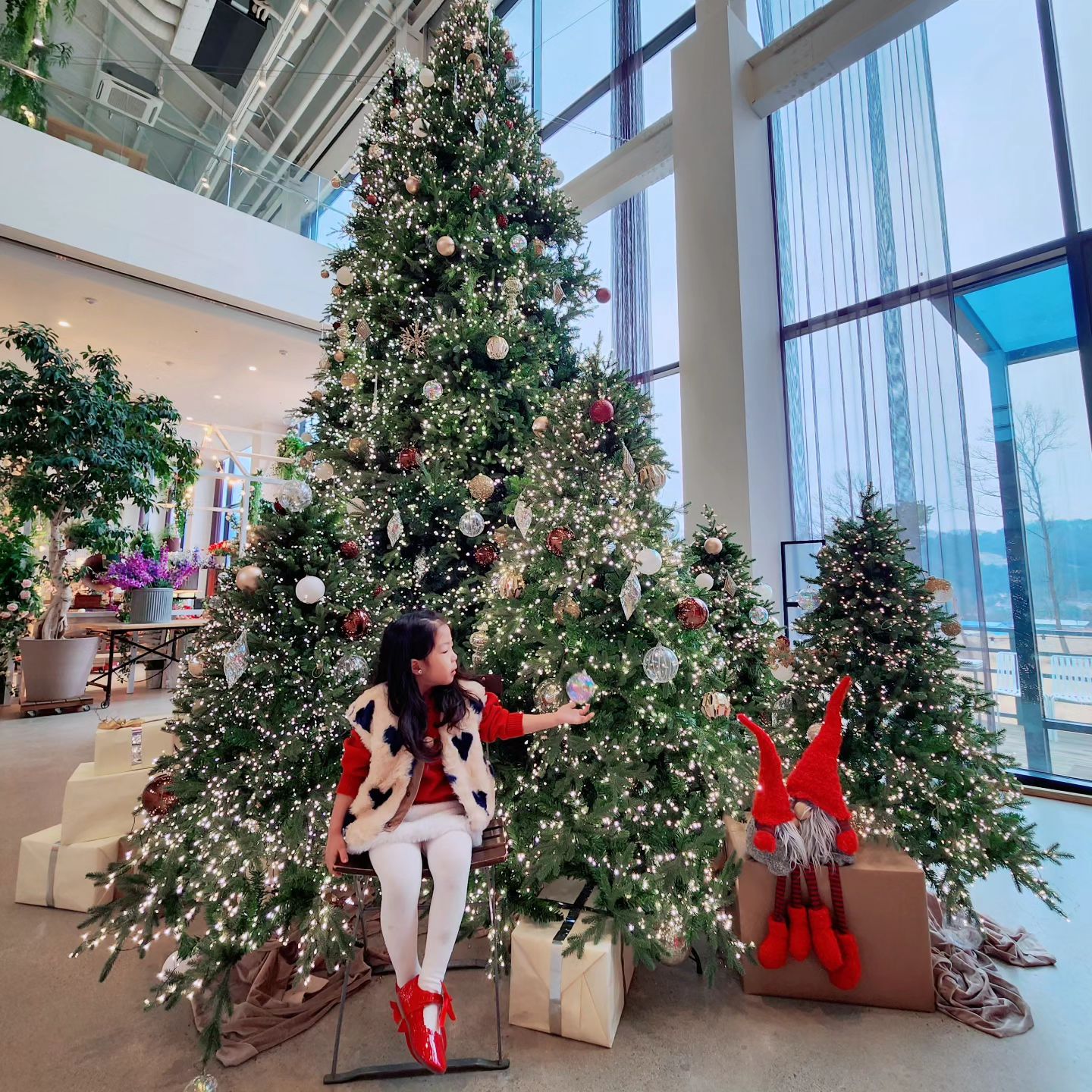 .
예뿌니들이랑 천안 카페투어
크리스마스 포토존 철거전에 🎄
배가 터지고 터지고
아이들 즐겁게
하니랑 나는 이날 4카페인거 실화..?

thepinocafe (진짜 친절하셨던 마지막 카페)

#천안카페 #천안 #크리스마스
#크리스마스카페 #카페투어
