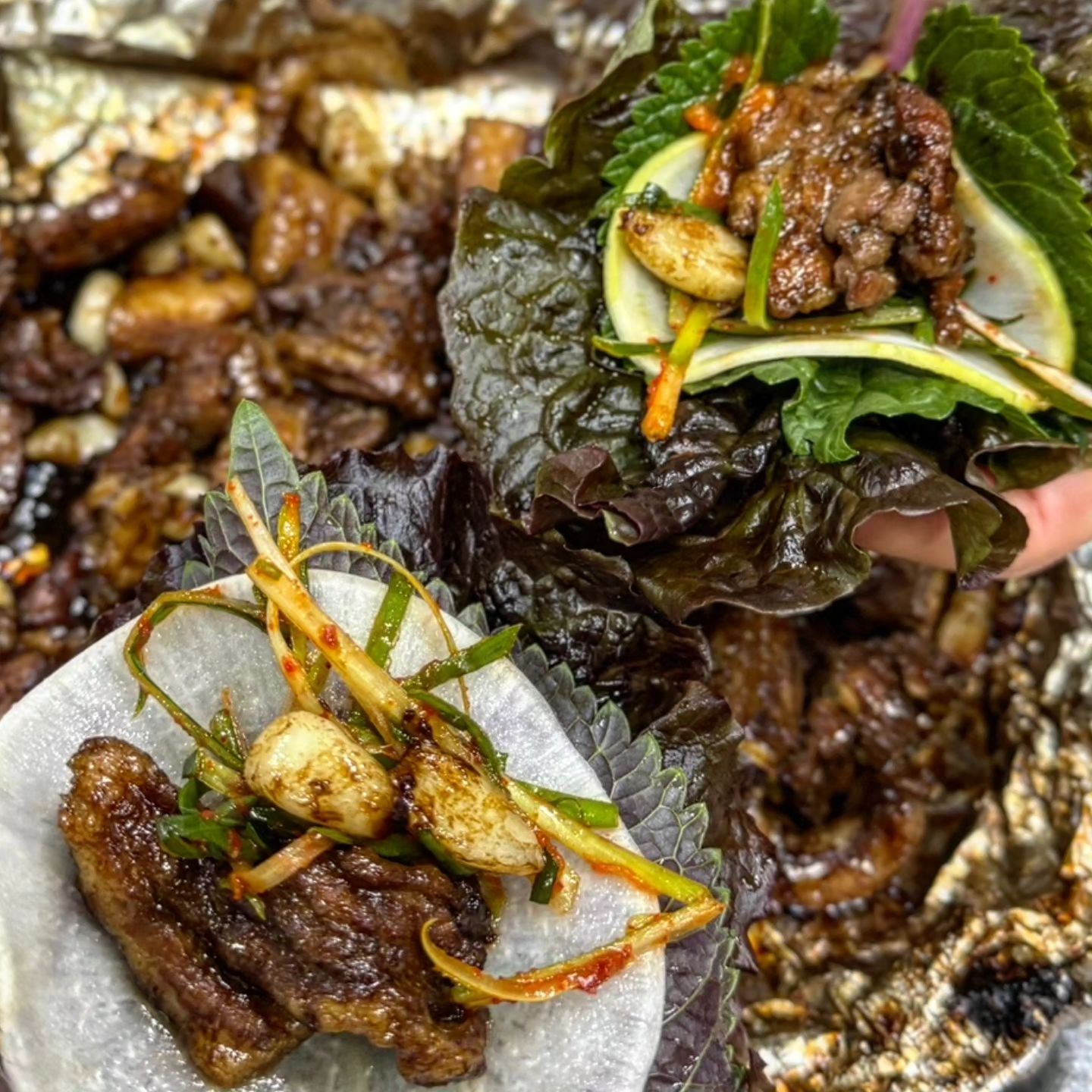 부산 현지인 찐맛집🙊
50년전통을 자랑하는 #은하갈비
부산역과 초량역 사이에 위치해있어서 접근성 좋아요

은박지에 양념돼지갈비 졸여 먹는데
진짜 양념이 기가 막혀요❤
이미 양념이 베여있지만 특제양념소스에 또 찍어서 먹어도 너무 맛있더라구요🙂

소주 1병2병3병 부르는 맛이구 술못먹는 사람은 밥이랑 된찌까지 시켜먹으면 밥도둑 😆 된찌도 국물맛 끝내줘용 🙂

저녁에 가면 웨이팅 심하다는사실🤣
돼지갈비 1인분에 11,000원!
#동맛탐 대원들과 맛집탐방 오늘도 성공
담에 또 갈거임 💕

📍부산 동구 초량중로 86 #은하갈비
⏰매일 11:00-22:00
매달 2번째 화요일 정기휴무
📞051-467-4303

#초량맛집 #초량갈비 #초량은하갈비 #갈비맛집추천 #갈비맛집 #부산역맛집 #부산동구맛집 #노포맛집 #부산노포 #부산노포맛집
