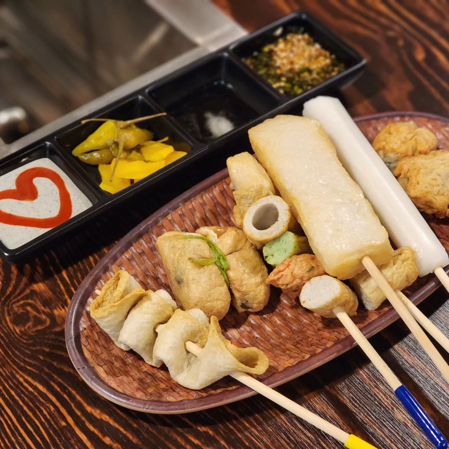이렇게 추운날은~~

오뎅이지~🍡🍢
뜨끈한국물에 부드러운 어묵꼬치~넘 좋아
육회랑 세트메뉴로 간단하게 술한잔 딱이야

#혜화어묵당 #오뎅바 #육회
#율량동맛집 #율량동술집 #추운날 #딱이야