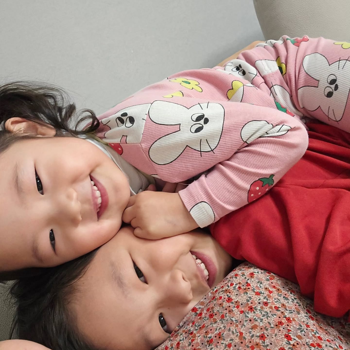 내 생에 가장 소중한 나의 반쪽들♡
너희가 웃으면 엄마는 힘이난다
오늘도 열심히 일하고 집에갈께 
워킹맘들 화이팅♡
교대근무 18년차..정년하자..화..화이팅..