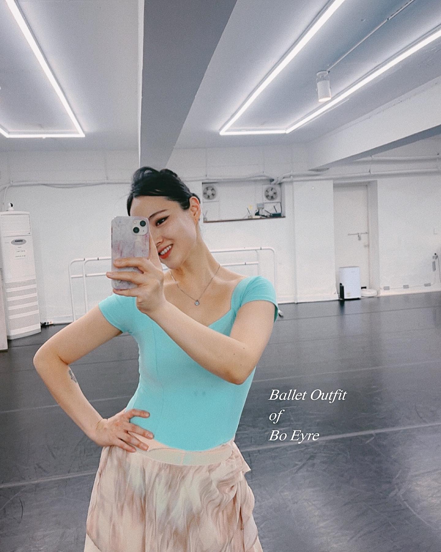 보형쓰의 탄생석 컬러인 #아쿠아마린 #레오타드 입으니깐 자신감 뿜뿜 😹
.
wearmoidancewear eballetshop bo.eyre.seoul 
#웨어무아알렉사 #웨어무아퍼시픽 #보에어 #윤슬발레스커트