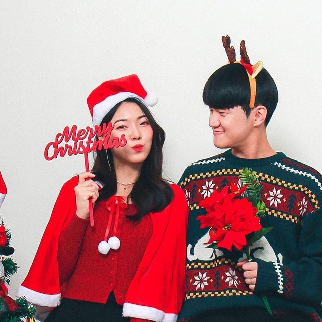 크로플커플🧇 on Instagram: "#광고 ❤서현역에서 예쁜 사진 남기고 왔어요❤ 크리스마스, 저희 2주년을 맞아 스튜디오를 알아보고 있던 중 ’오늘, 우리 사진관‘에서 사진을 찍게 됐어요!! @ou
