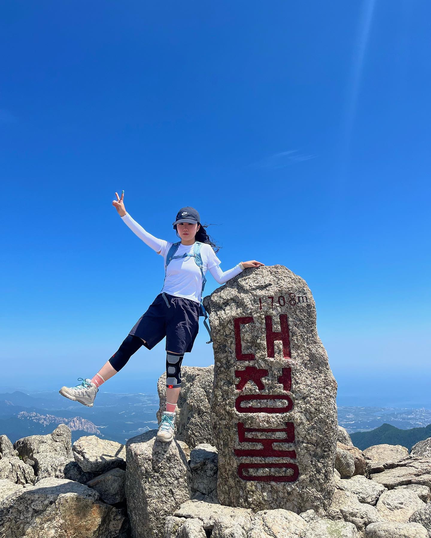 ⠀
저 이제 #등린이 말고🧗‍♀️
등중딩 시켜줘요☘️ 
⠀
도시락 안 챙겨가서 배고프고 
물 350ml짜리 얼려갔는데 
다 안 녹아서 목마르고
모자는 두번 날라감🌪️
⠀
#등산 #설악산 #대청봉 #오색코스 
#말벌아저씨