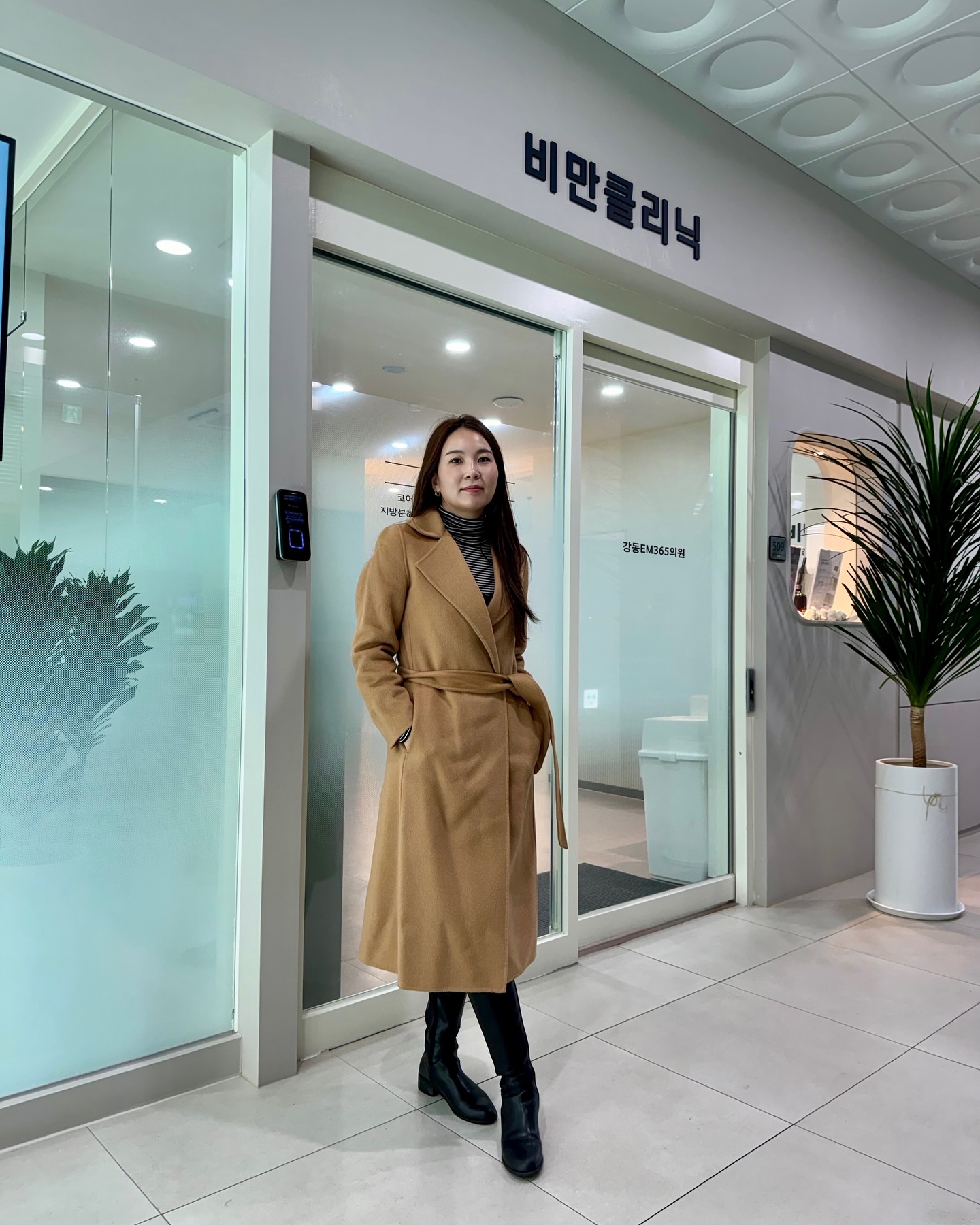 제가 건강상 과체중은 아니라고는하는데…🤔 우리 알잖아요? 미용체중 따로 있는거ㅎㅎ 사실 보이는면도 중요하지만 요즘은  건강적인 문제도 느껴져 도저히 이대로는 안 되겠다 싶어 다이어트 맛집 <강동em365 비만 클리닉>을 방문했어요! 전문가의 체계적인 다이어트 프로그램과 진료로 문제점도 파악하며 좀처럼 성공하지 못하던 다이어트 이번에 성공하려구요! ٩̋(ˊᵒ̴̶̷̤ ꇴ ᵒ̴̶̷̤ˋ)و
제가 하는 다이어트 프로그램은 “슬림 바디” 프로그램으로 중저주파8회 + LLP주사 8회 + 르쉐이프 1회 + 약처방이 있는 한달 프로그램이예요! 

✔️중저주파 : 미세한 중저주파 전기 자극을 사용해 뭉쳐 있던 근육을 풀어주고, 몸의 전체적인 혈액 순환을 도와주는 관리 방법
✔️LLP 주사 : 특허청에 등록된 4세대 지방분해주사로 완전지방분해+ 지방연소 + 항산화 작용을 강화하여 에너지로 채워주고, 지방분해 효과는 빠르게 도와주는 주사.
✔️약처방 : 체중 감량에 도움이 되는 비만약을 1-6단계에 걸쳐 식단조절과 함께 꾸준히 복용할 수 있도록 전문의가 처방
✔️르쉐이프 : 약 42-47도의 온도로 피하지방충에 열을 가하여 지방세포를 파괴 시켜주는 레이저 기계 (피드 사진에서 제가 하고 있는 기계입니다! ◡̈*)

제가 어깨에 염증이 생겨 요즘 운동을 2주넘게 쉬고 있었는데 슬림바디 프로그램을 1주일 하면서 복부에 셀룰라이트가 많이 사라지고 3인치나 줄었더라구요ㄴ(°0°)ㄱ 몸무게도 2kg빠졌구요!!! 남은 3주동안 얼마나 빠질지 벌써 기대되는거 있죠( ˇ͈ᵕˇ͈ ) 같이 지켜봐주세요😉

#다이어트 #이엠365비만클리닉 #비만클리닉 #체질개선 #LLP #중저주파 #다이어트약 #르쉐이프 #내돈내산