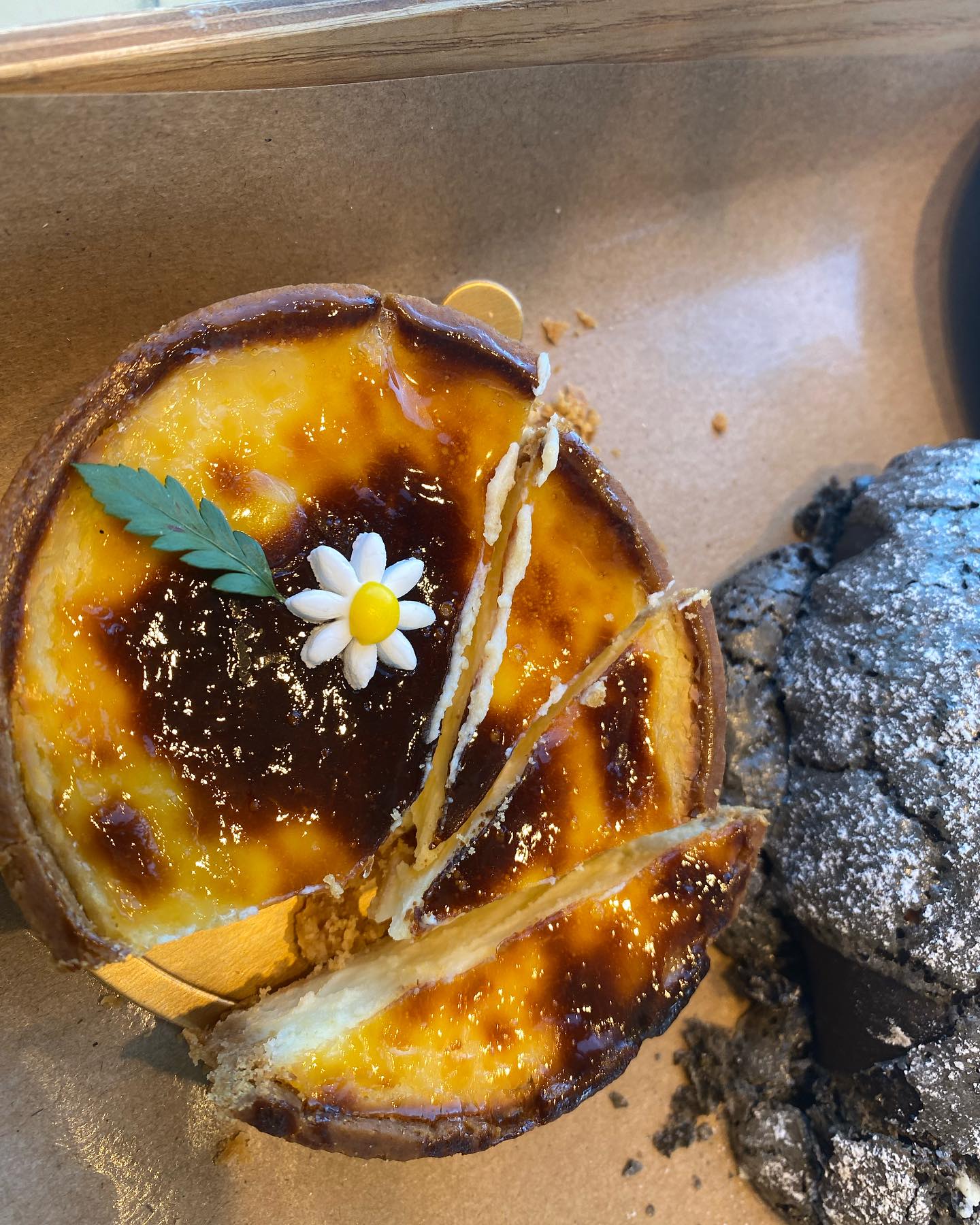 제주올때마다 숙소보다 고민은 #맛있는식사 😊  제주 요리라고 특별하게 먹는건없고 먹어본것중에 #갈치지리 그나마 시원하고 모든음식 어떤집이냐에따라 좀 다른듯  사진엔 없지만 올레시장음식들과  성산 #해녀의집 전복죽 여긴 찐 너무 맛있음
해녀의집
제주 서귀포시 성산읍 시흥하동로 114 #해녀의집식당
https://naver.me/5gidybFJ
밑반찬들이 화려하지않음 ㅋ
#나모나모카페  너무많은카페중 재방문 좋은카페들은 엄청 많음 갔던곳이라 간것도 있음 넓고 편해서
#은히네해장국 선지해장국 주차장 넓음
#생양갈비 #양화정
 #올레야시장  또갈거같다 ㅋ
#연돈돈까스 웨이팅김
요즘가서 놀란건 김밥집도 전화주문하고.겨우산다는.별게 다 인기.#오는정김밥 #다정이네김밥
고등어쌈밥 고등어조림에 쌈나온느낌
두번은 안찾을 ㅜㅜ
마지막날 #제주빕스 프리미어 저녁 식사9층건물 창가 제주시야경 보임ㅋ.#제주페밀리레스토랑 빕스밖에 없어 선택권이 없었지만 그또한 나쁘지않았다.
제주라서가 아니고 그냥 내가 좋아하는 음식을 먹은거 같다  늘 그렇듯 늘 메뉴 선정은 힘들다.  방문자리뷰까지 깨알같이쓰고 ..